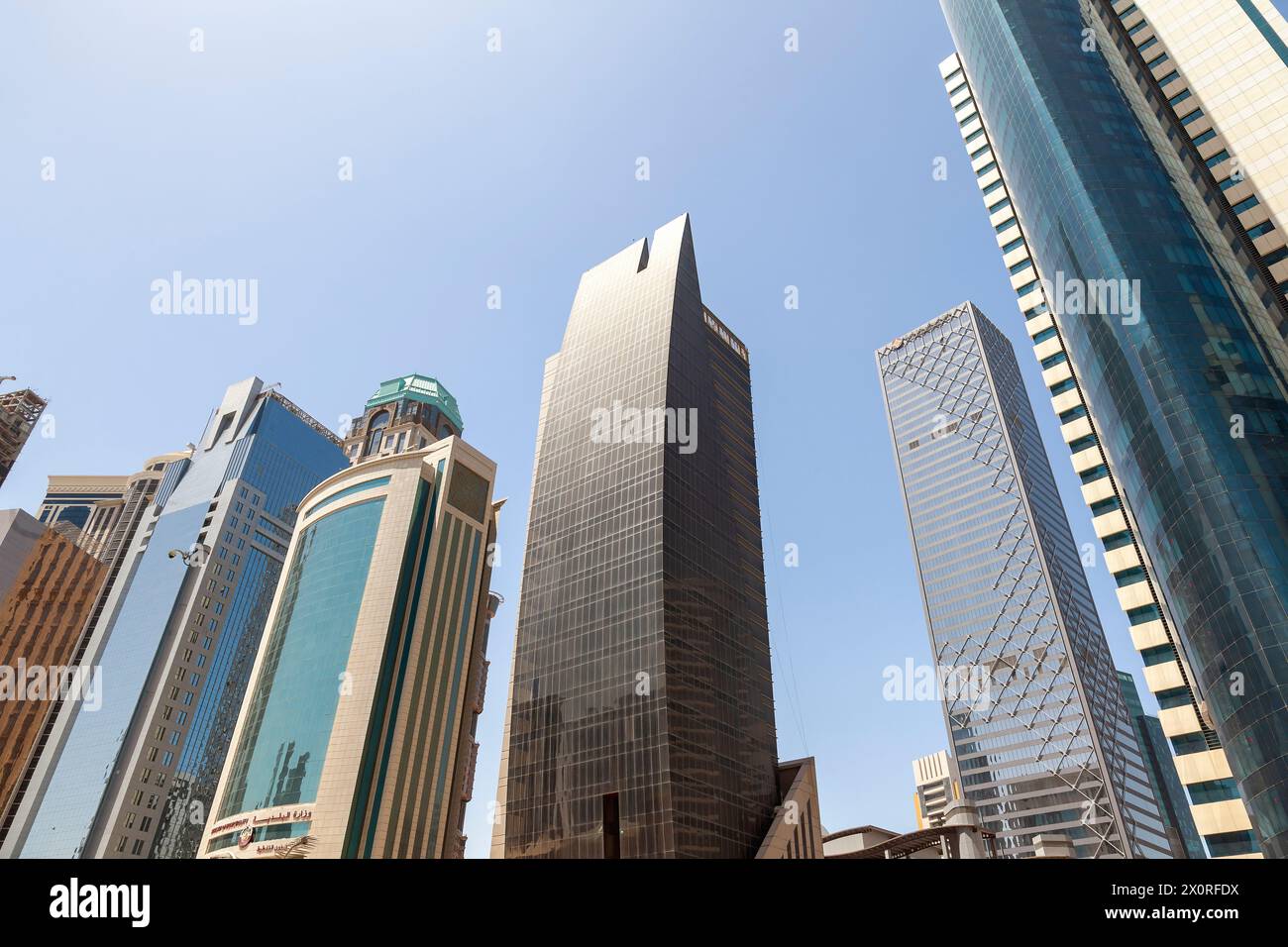 Gratte-ciel modernes dans le centre-ville d'affaires de Doha ville, capitale de l'état du Qatar, moyen-Orient, Asie. Banque D'Images