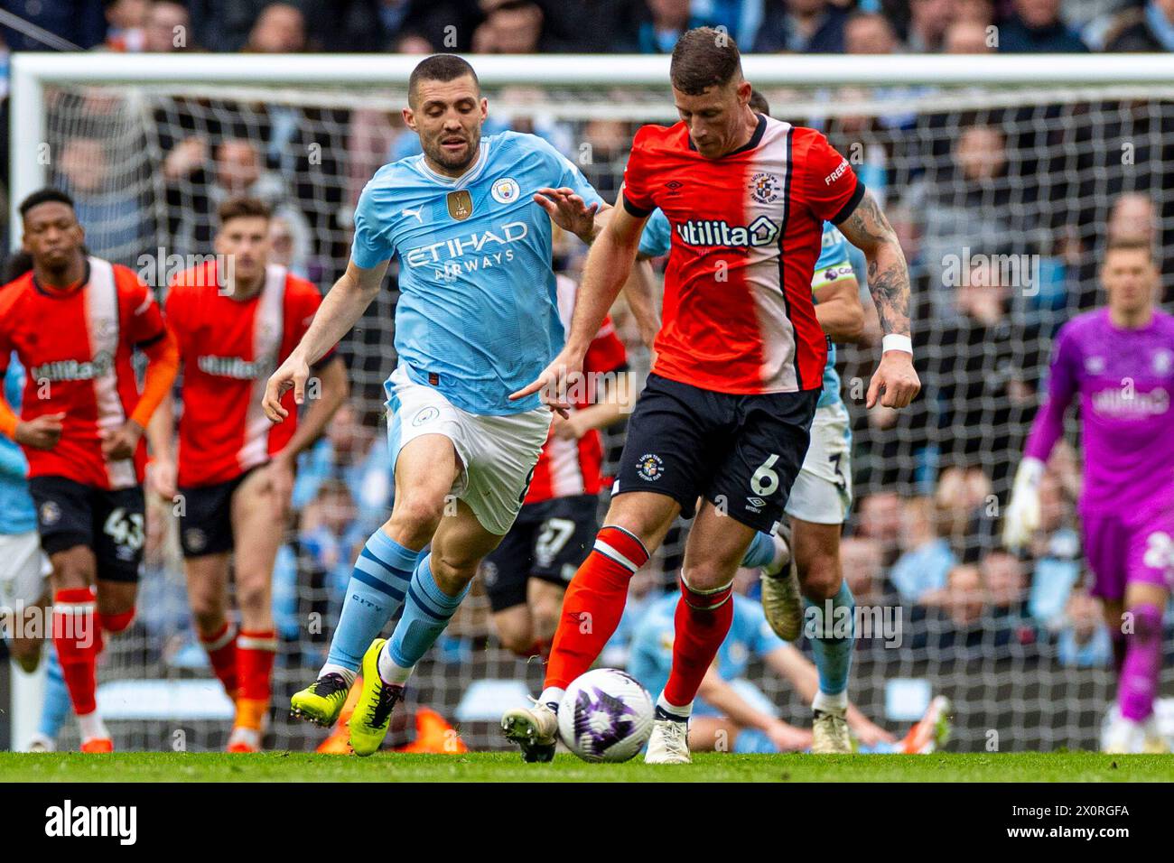 Ross Barkley #6 du Luton Town FC en possession du ballon lors du match de premier League entre Manchester City et Luton Town au stade Etihad de Manchester le samedi 13 avril 2024. (Photo : Mike Morese | mi News) crédit : MI News & Sport /Alamy Live News Banque D'Images