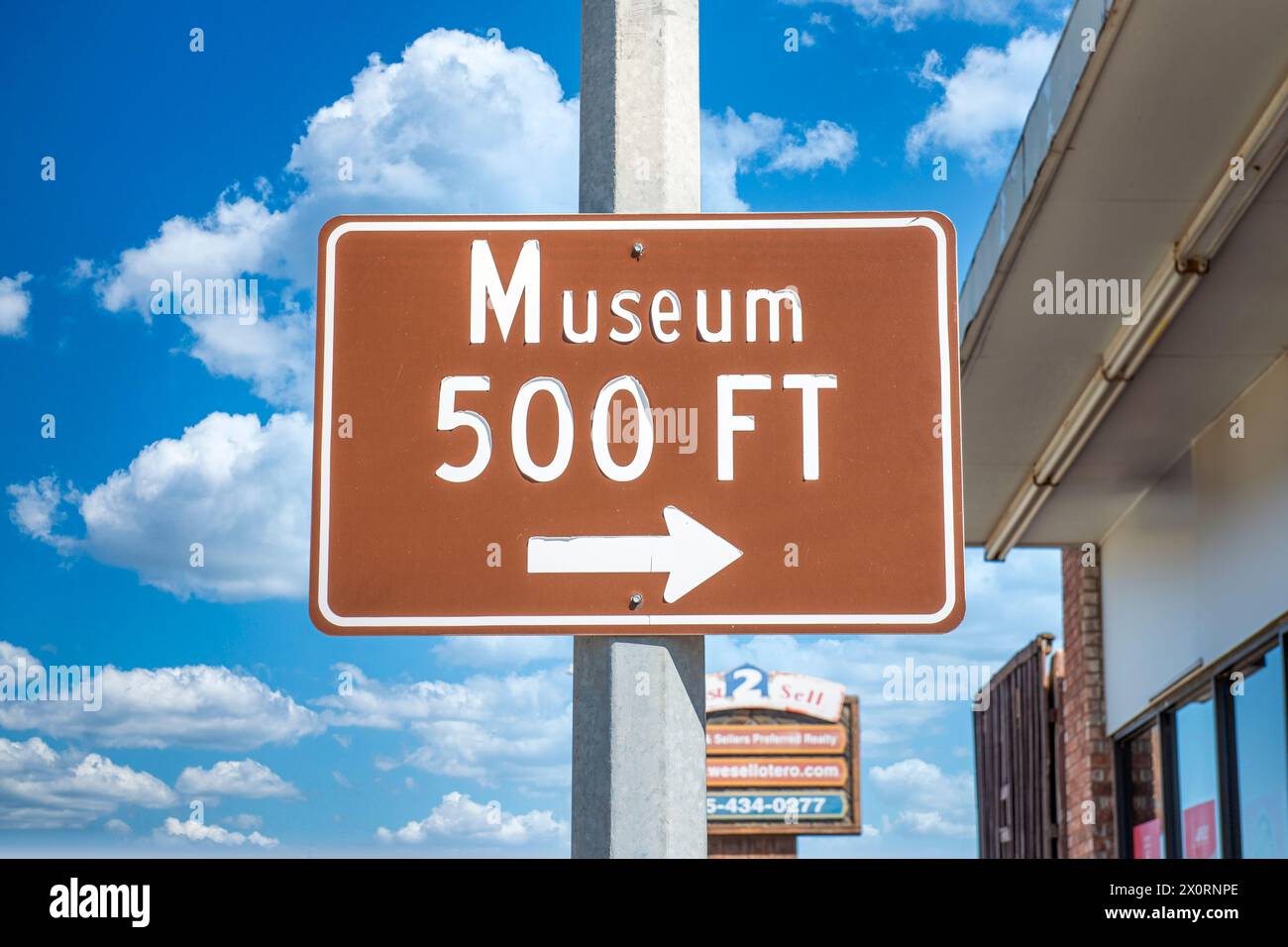 Signe brun et blanc dans le centre-ville d'Alamagordo NM - Musée 500ft Banque D'Images