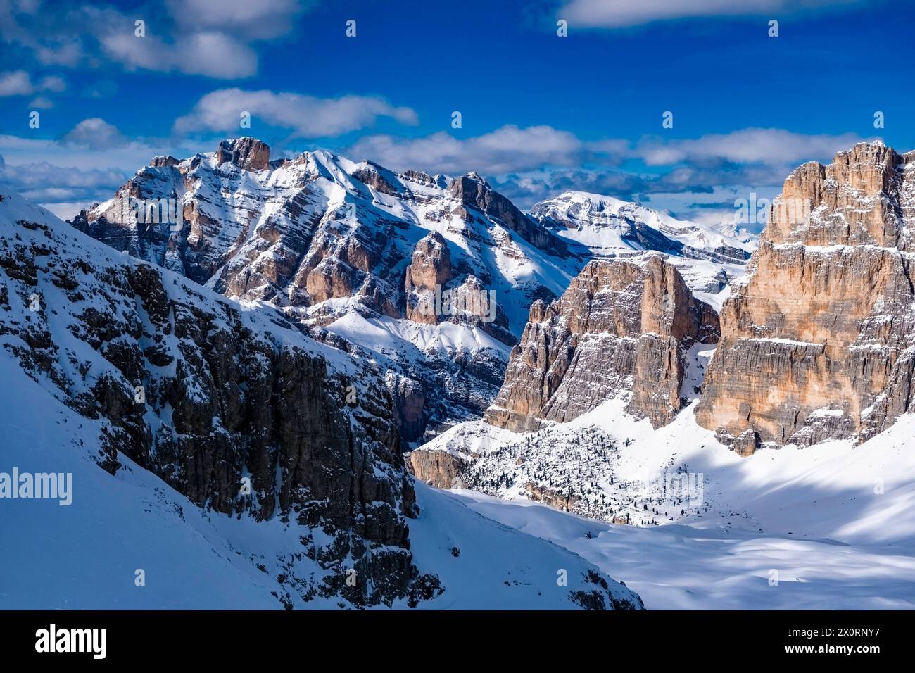 Les sommets enneigés du groupe Lagazuoi en hiver, vus du mont. Lagazuoi. Cortina dAmpezzo Veneto Italie FB 2024 0916 Banque D'Images