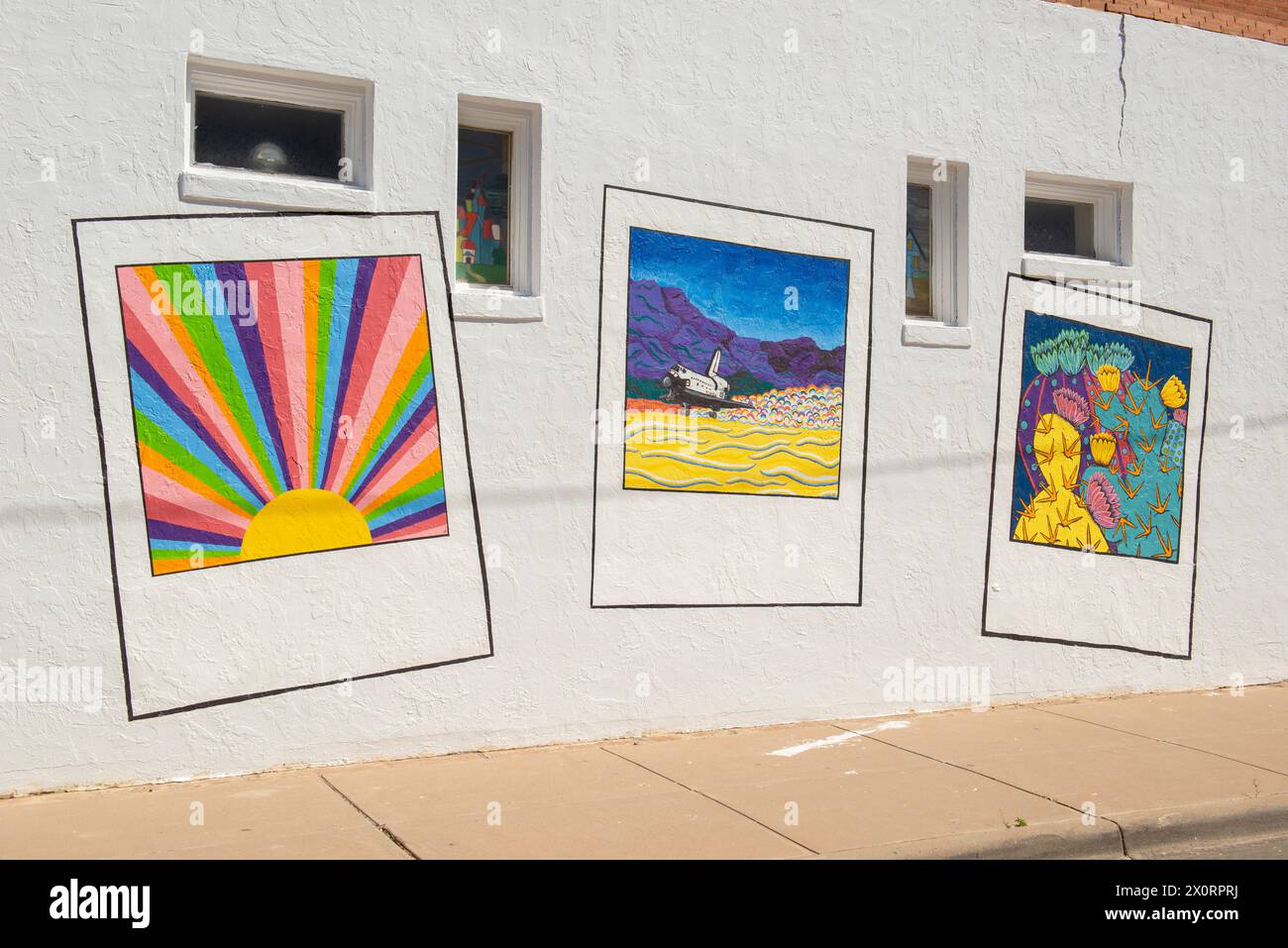 Belles peintures murales sur le mur d'un bâtiment dans le centre-ville d'Alamogordo, NM Banque D'Images