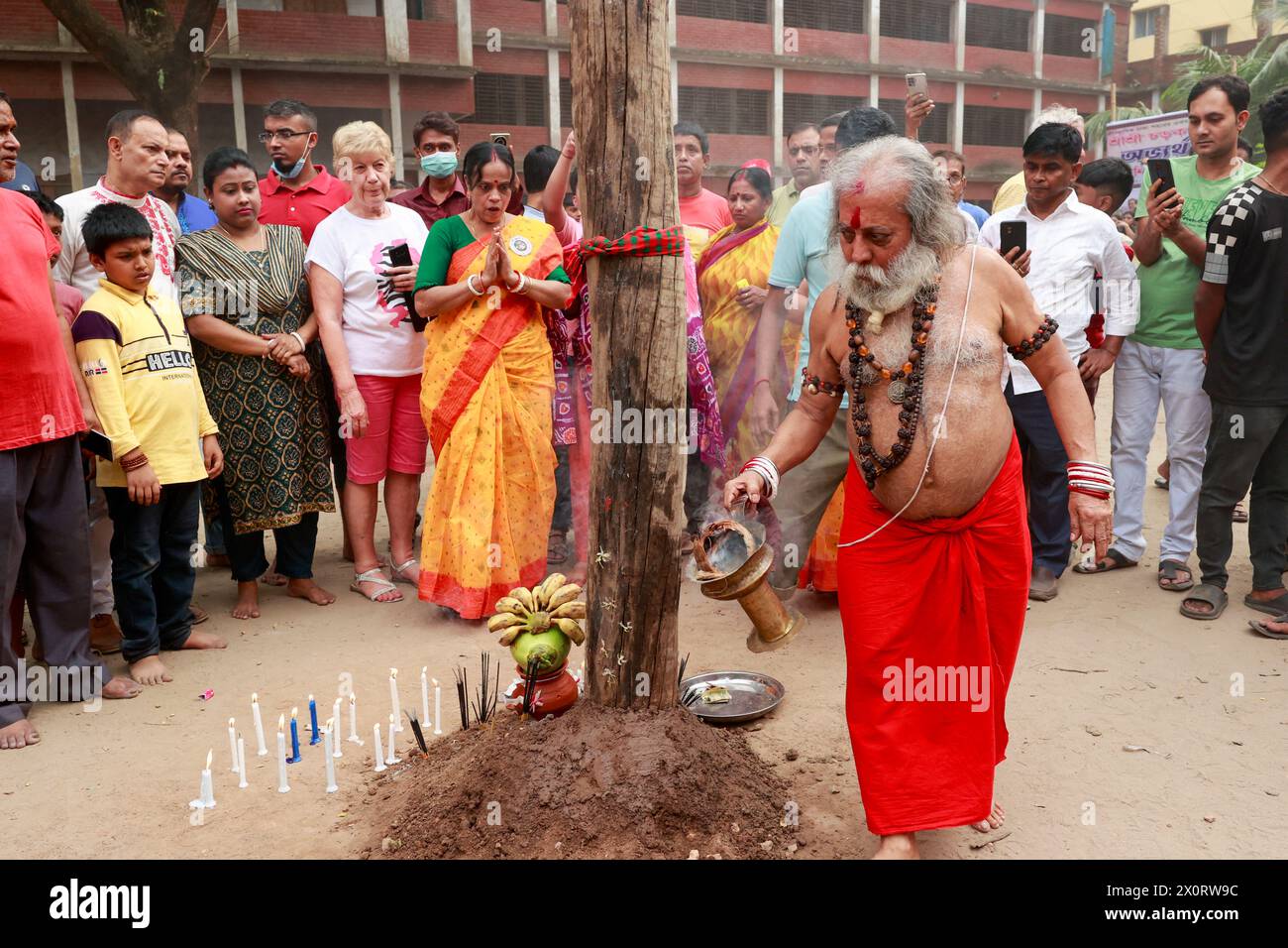 Les Hindous exécutent des rituels pendant le festival Charak Puja le dernier jour du calendrier bengali à Old Dhaka, Bangladesh, le 13 avril 2024. Charak Puja est un festival de pénitence dédié au Dieu hindou Shiva. La nation Bangalee célèbre le festival traditionnel Chaitra Sankranti, marquant le dernier jour de l'année Bangla. Charak Puja est l'un des événements majeurs du festival, et il est joué pendant la journée de célébration de Chaitra Sankranti dans le Bangladesh rural. Chaitra est le dernier mois de la saison printanière dans le calendrier Bangla. Photo de Suvra Kanti Das/ABACAPRESS.COM Banque D'Images