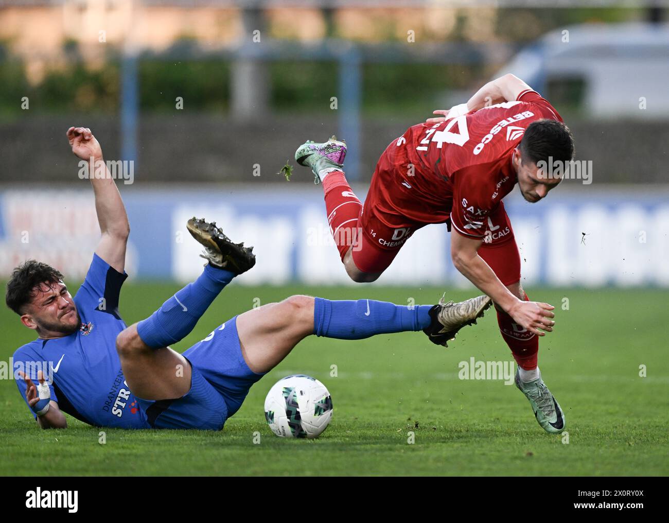 Denderleeuw, Belgique. 13 avril 2024. Fabio Ferraro de Dender et Alessandro Ciranni d'Essevee se battent pour le ballon lors d'un match de football entre Dender EH et SV Zulte Waregem, samedi 13 avril 2024 à Denderleeuw, le jour 29/30 de la deuxième division du championnat belge 'Challenger Pro League' 2023-2024. BELGA PHOTO JOHN THYS crédit : Belga News Agency/Alamy Live News Banque D'Images