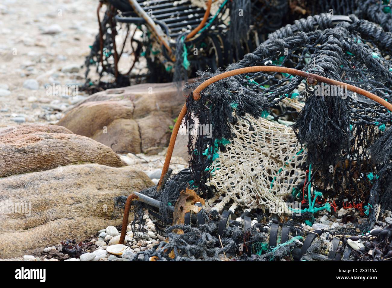 Pollution côtière : nasses jetées sur une plage. Banque D'Images