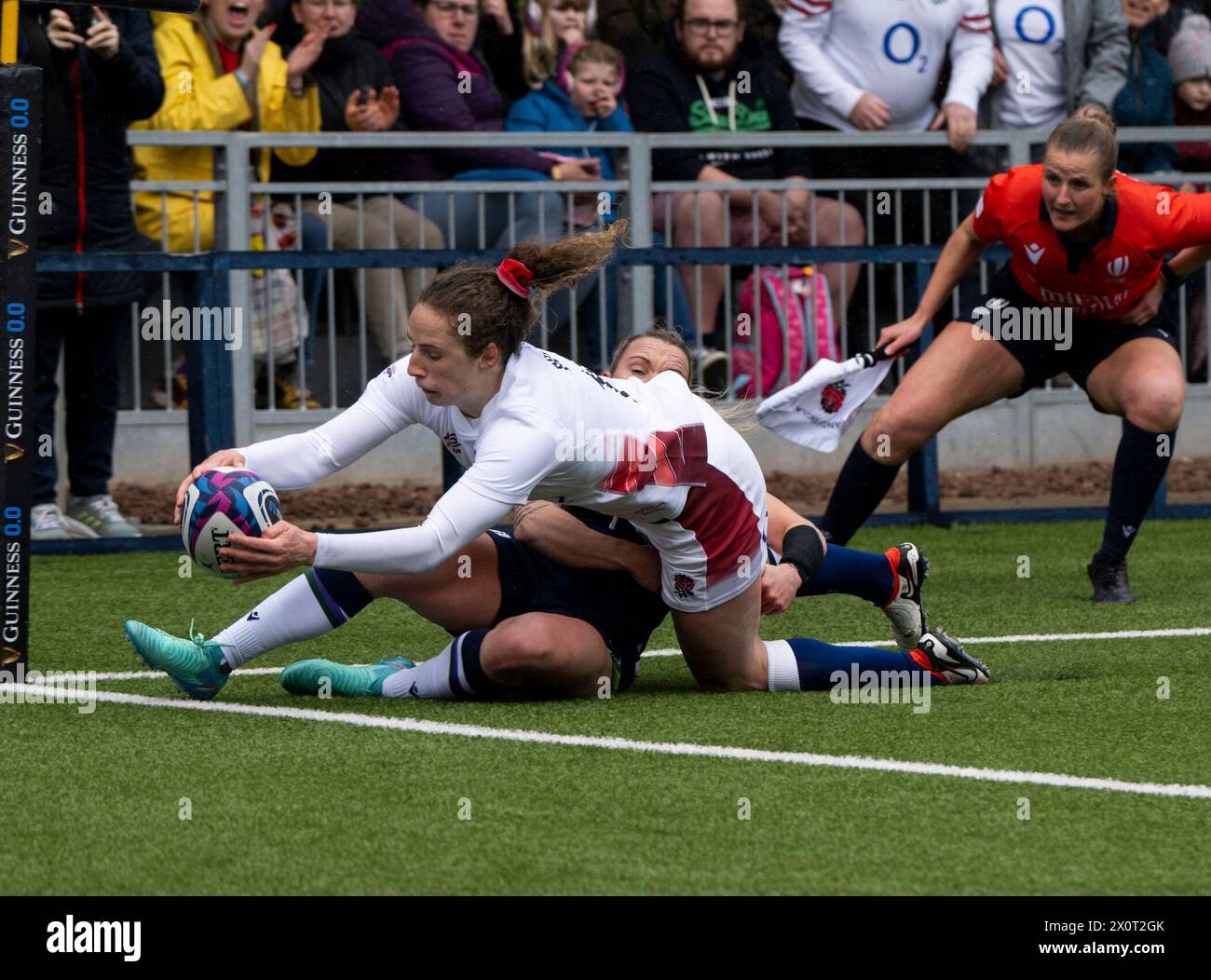 Édimbourg, Royaume-Uni. 13 avril 2024. Championnat féminin des six Nations - Écosse v Angleterre Angleterre Wing, Abby Dow, plonge au-dessus de la ligne à la 11e minute alors que l'Écosse affronte l'Angleterre dans le championnat des six Nations womenÕs 2024 au stade Hive, Édimbourg. Crédit : Ian Jacobs/Alamy Live News Banque D'Images