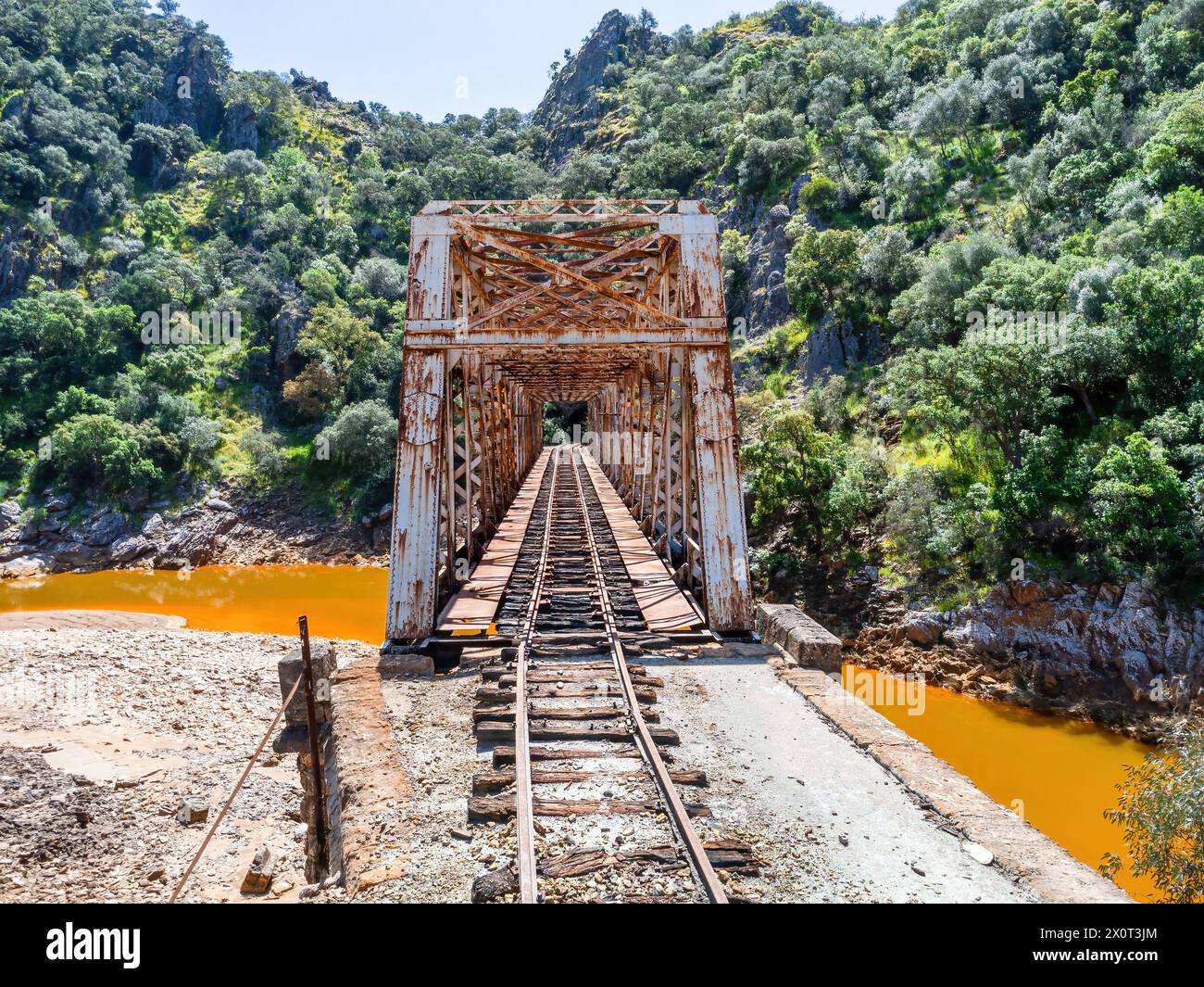 Vue de face du pont Salomon traversant la rivière rouge, Rio Tinto, un pont ferroviaire dans la province de Huelva et faisait à l'origine partie du Riotinto Banque D'Images