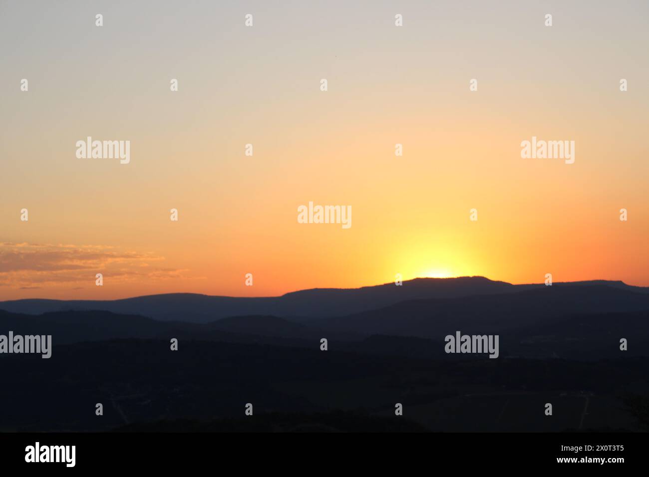 Magnifiques couchers de soleil africains pris dans le Lowveld Mpumalanga. Les teintes dorées et le ciel africain s'enflamment : explorez la magie du coucher de soleil au cœur de l'Afrique Banque D'Images
