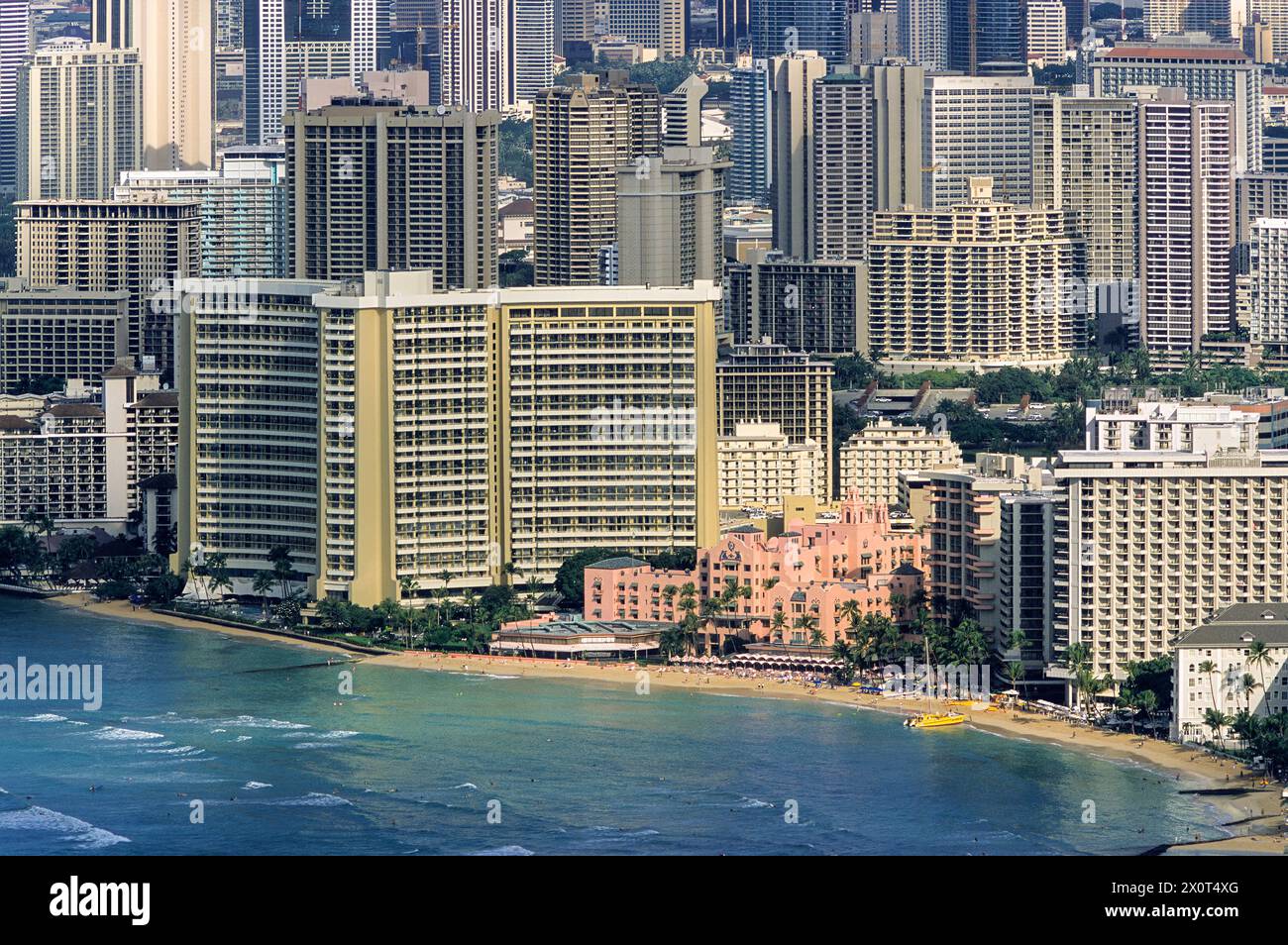 Honolulu, Oahu, Hawaï, États-Unis - Waikiki Beach Front vu depuis Diamond Head Summit. Les hôtels entourent le Royal Hawaiian Hotel (rose). Banque D'Images