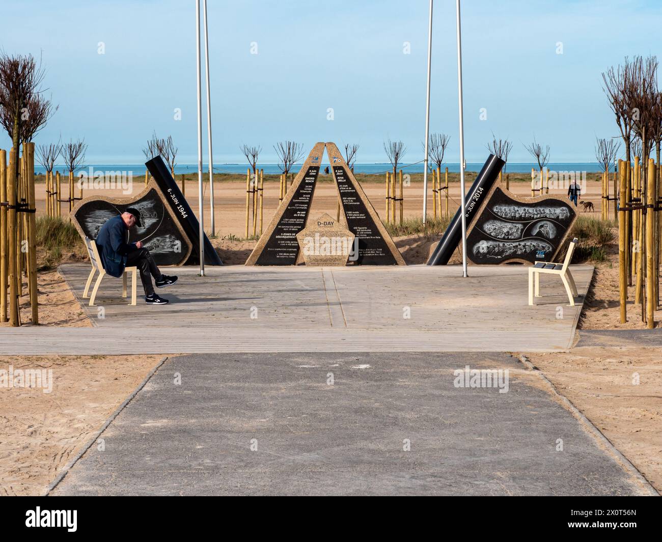 Ouistreham, France Normandie 12 avril 2024. Mémorial de la seconde Guerre mondiale sur la plage de Riva Bella à Ouistreham, un vieil homme solitaire est assis sur un banc. Bleu Banque D'Images