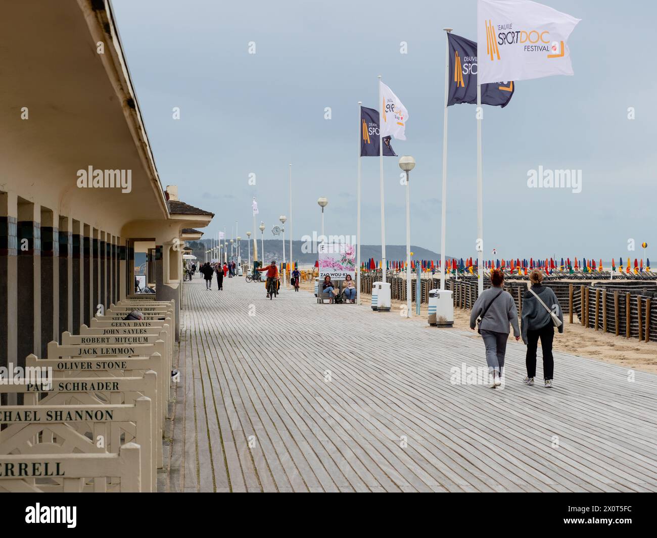 Deauville, France, 5 avril 2023. Promenade principale à Deauville sur la plage à côté des noms des acteurs américains écrits sur les porches en bois oliver pierre Banque D'Images