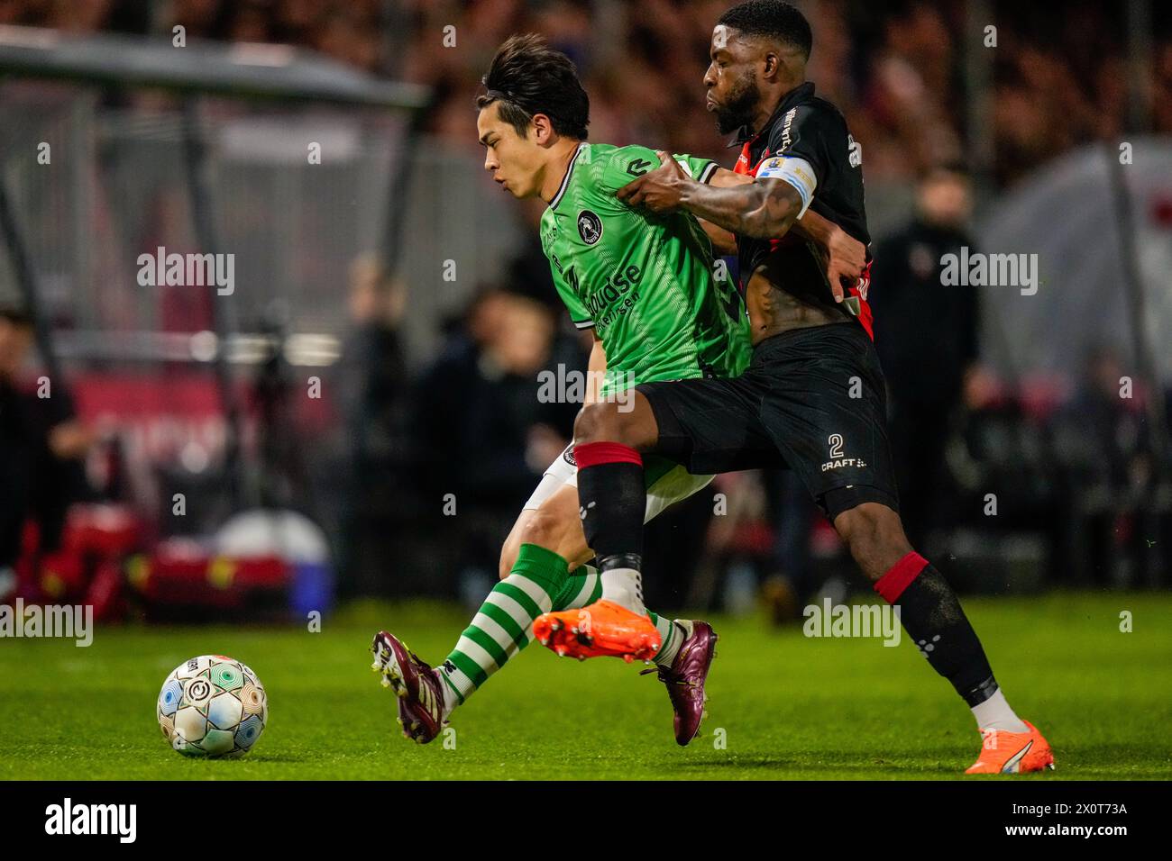 Almere, pays-Bas. 13 avril 2024. ALMERE, PAYS-BAS - 13 AVRIL : Koki Saito du Sparta Rotterdam et Sherel Floranus du Almere City FC se battent pour la possession lors du match néerlandais Eredivisie entre Almere City et Sparta Rotterdam au Yanmar Stadion le 13 avril 2024 à Almere, pays-Bas. (Photo de Peter Lous/Orange Pictures) crédit : Orange pics BV/Alamy Live News Banque D'Images