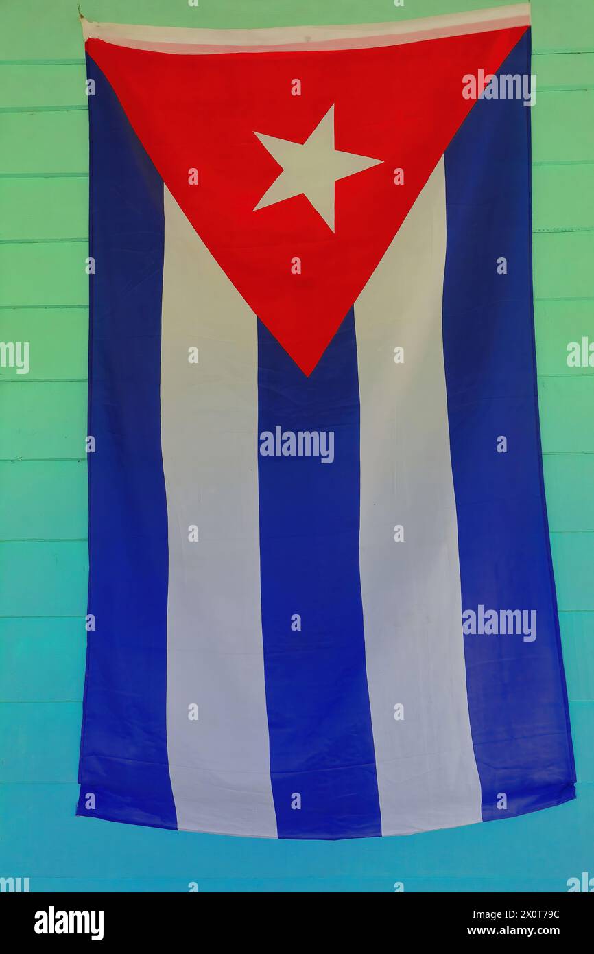 169 drapeau cubain sur le mur vert clair d'un porche dans un bohio -hutte cubaine- de la vallée de la Valle de Viñales. Pinar del Rio province-Cuba. Banque D'Images