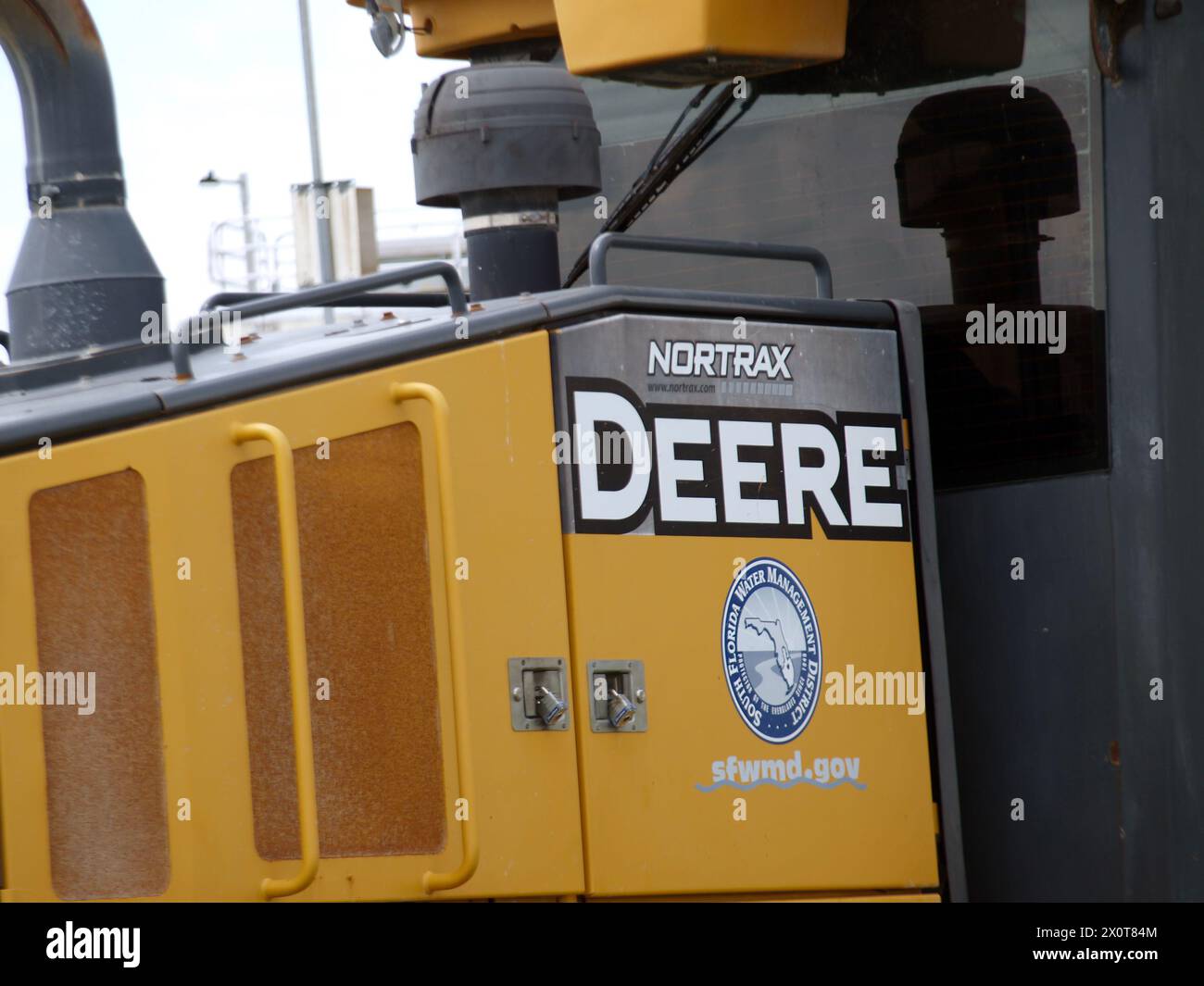 Miami, Floride, États-Unis - 16 mars 2024 : équipement lourd Deere utilisé par South Florida Water Management dans les travaux de restauration des Everglades Banque D'Images