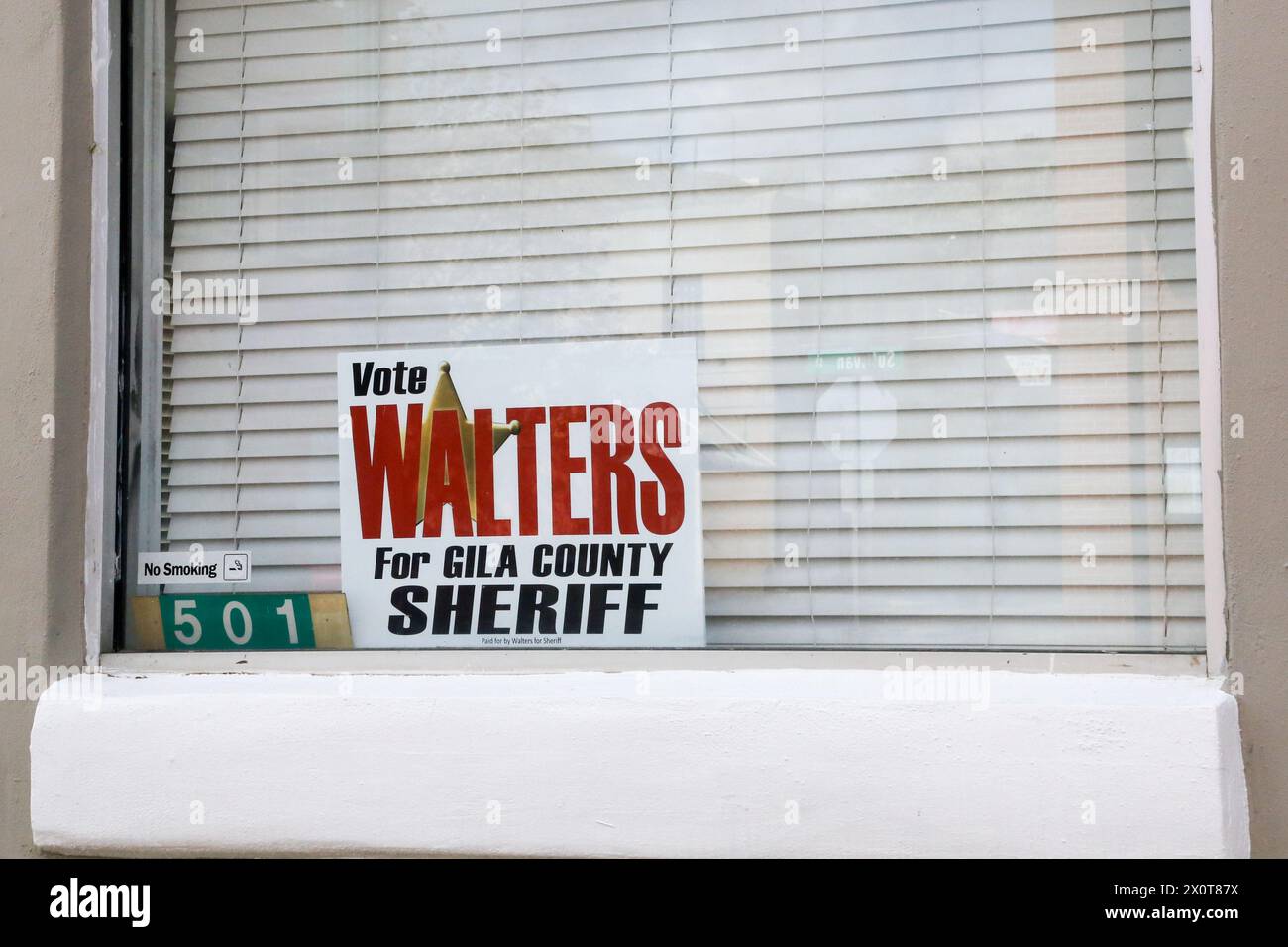 Un panneau de campagne pour Dale Walters pour Sheriff peut être vu dans une fenêtre à Miami, Arizona, le 6 avril 2024. Walters se présente contre Adam Shepherd pour le set ouvert. (Photo par : Alexandra Buxbaum/Sipa USA) crédit : Sipa USA/Alamy Live News Banque D'Images