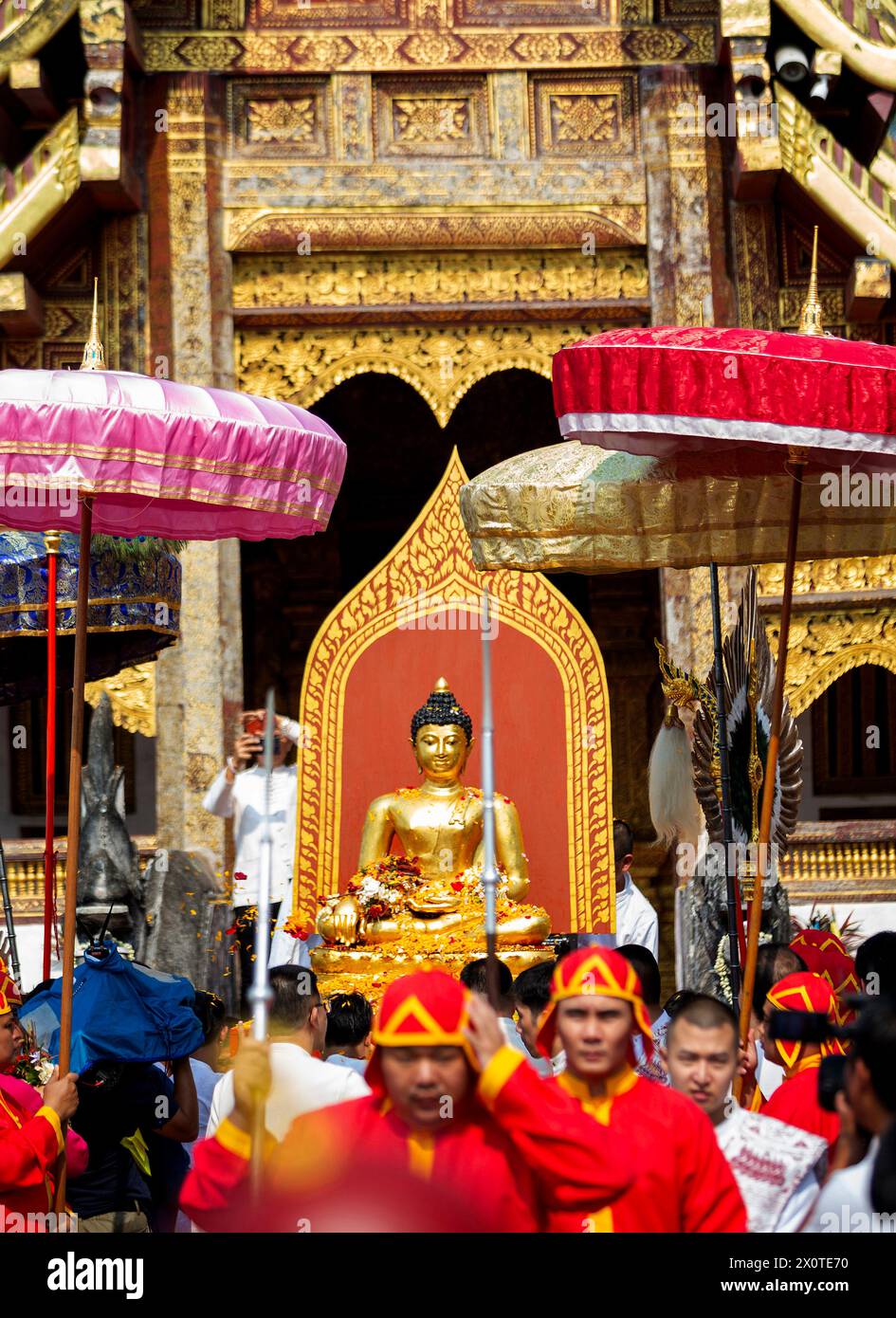 Chiang mai, Thaïlande. 13 avril 2024. Les thaïlandais portant des costumes traditionnels vus lors de la procession de la statue de Bouddha Sihing de Phra Bouddha pour marquer les célébrations de Songkran au temple Wat Phra Singh Woramahaviharn. Le festif Songkran est également connu comme le festival de l'eau qui est célébré le jour du nouvel an traditionnel thaïlandais chaque année le 13 avril en pulvérisant de l'eau et en jetant de la poudre sur les visages des autres comme un signe symbolique de nettoyage et de lavage des péchés de l'année dernière. (Crédit image : © Pongmanat Tasiri/SOPA images via ZUMA Press Wire) USAGE ÉDITORIAL SEULEMENT! Non destiné à UN USAGE commercial ! Banque D'Images