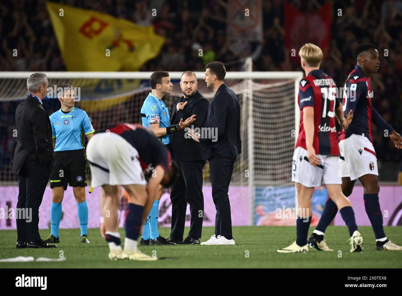 Bologne, Italie. 13 avril 2024. Thiago Motta, entraîneur-chef de Bologne, proteste avec Federico la Penna lors du match de Serie a Tim entre Bologne et Monza - Serie A TIM au stade Renato Dall'Ara - Sport, Football - Bologne, Italie - samedi 13 avril 2024 (photo Massimo Paolone/LaPresse) crédit : LaPresse/Alamy Live News Banque D'Images