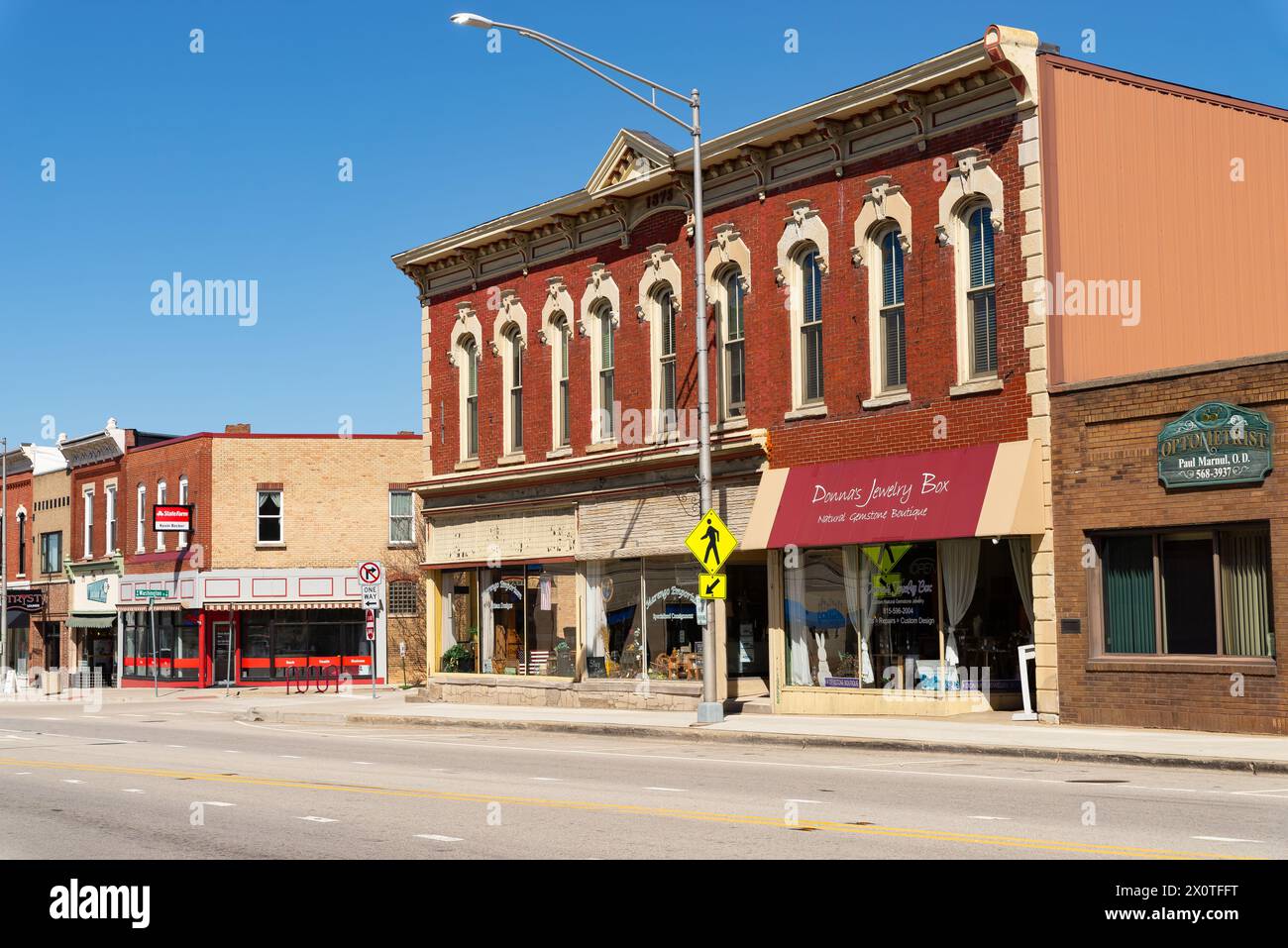 Marengo, Illinois - États-Unis - 8 avril 2024 : bâtiments du centre-ville et vitrines sur South State Street à Marengo, Illinois, États-Unis. Banque D'Images