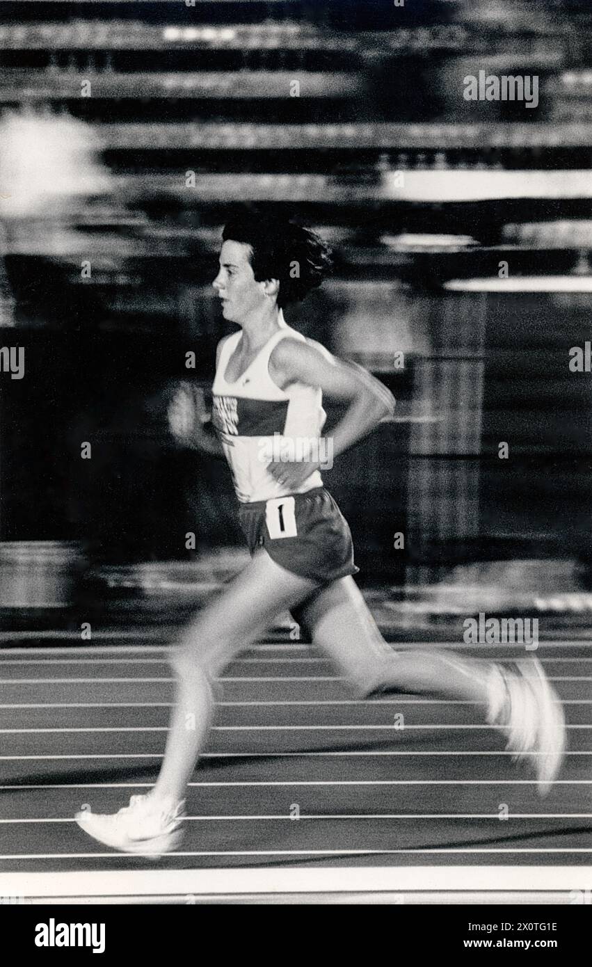 Joan Benoit participe aux essais par équipes olympiques d'athlétisme des États-Unis de 1984 Banque D'Images