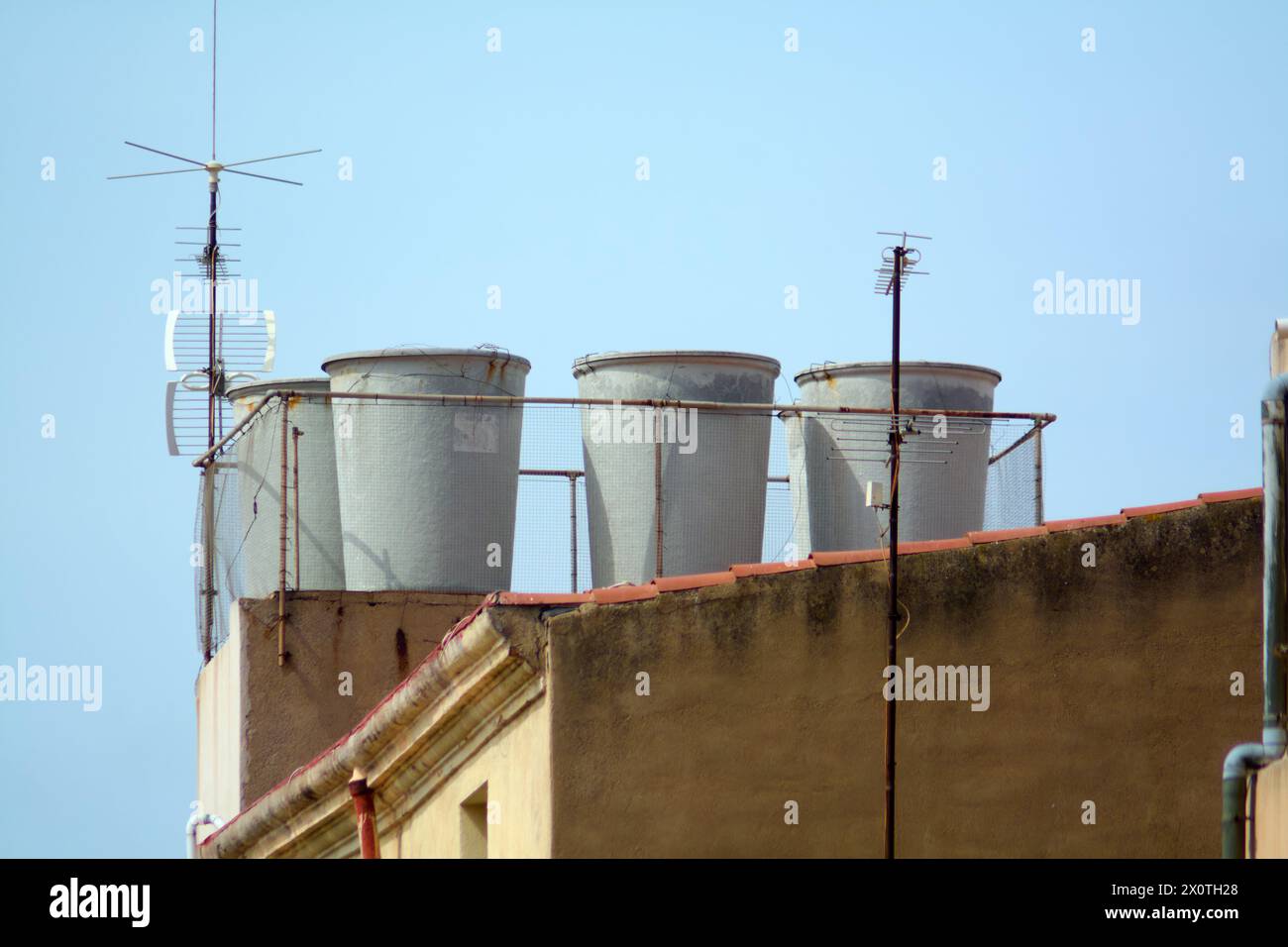 Une vue détaillée des réservoirs d'eau sur un bâtiment, montrant une scène urbaine unique. Banque D'Images