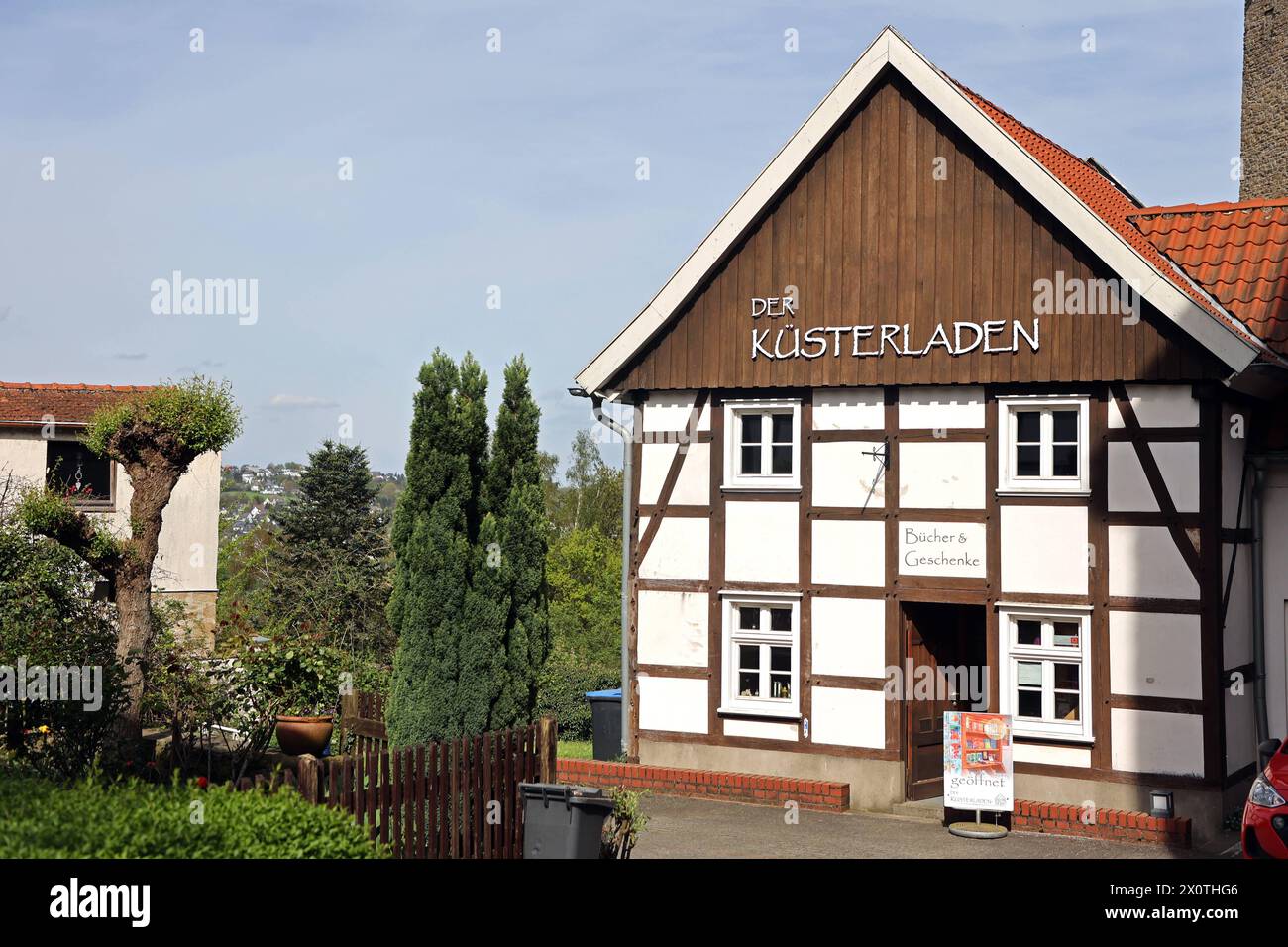 Geschichte im Ruhrgebiet Blick auf den Ort Blankenstein, auf die Auenlandschaft im Ruhrtal. Der Ort liegt unmittelbar am Südufer der Ruhr, gegenüber der Stadt Bochum und Hat eine bewegte Geschichte. Hattingen Nordrhein-Westfalen Deutschland Blankenstein *** histoire dans la région de la Ruhr vue du village de Blankenstein, sur le paysage de plaine inondable dans la vallée de la Ruhr le village est situé directement sur la rive sud de la Ruhr, en face de la ville de Bochum et a une histoire mouvementée Hattingen Rhénanie du Nord-Westphalie Allemagne Blankenstein Banque D'Images