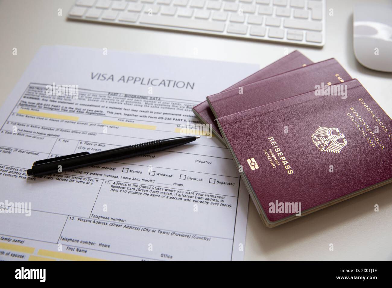 Gros plan d'un document de demande de visa avec un passeport allemand Banque D'Images