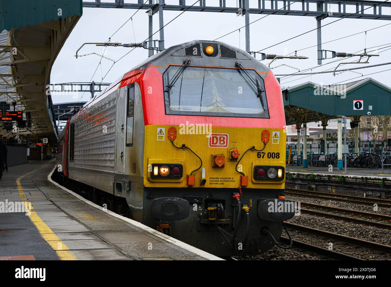 Newport, pays de Galles - 22 mars 2024 ; transport for Wales locomotive tractait un train de voyageurs attendant au quai avec service à destination de Cardiff Banque D'Images