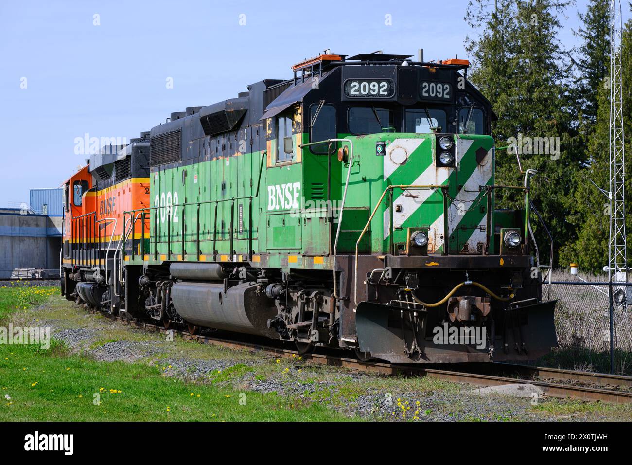 Mount Vernon, WA, États-Unis - 10 avril 2024 ; locomotive de fret BNSF à Burlington Northern livrée verte en gros plan Banque D'Images