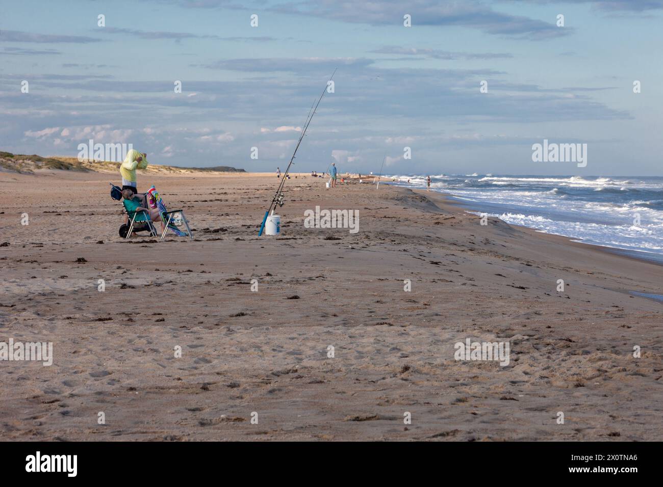 Outer Banks, Caroline du Nord. Pêche à la ligne de la plage, le casting dans l'Atlantique. Banque D'Images