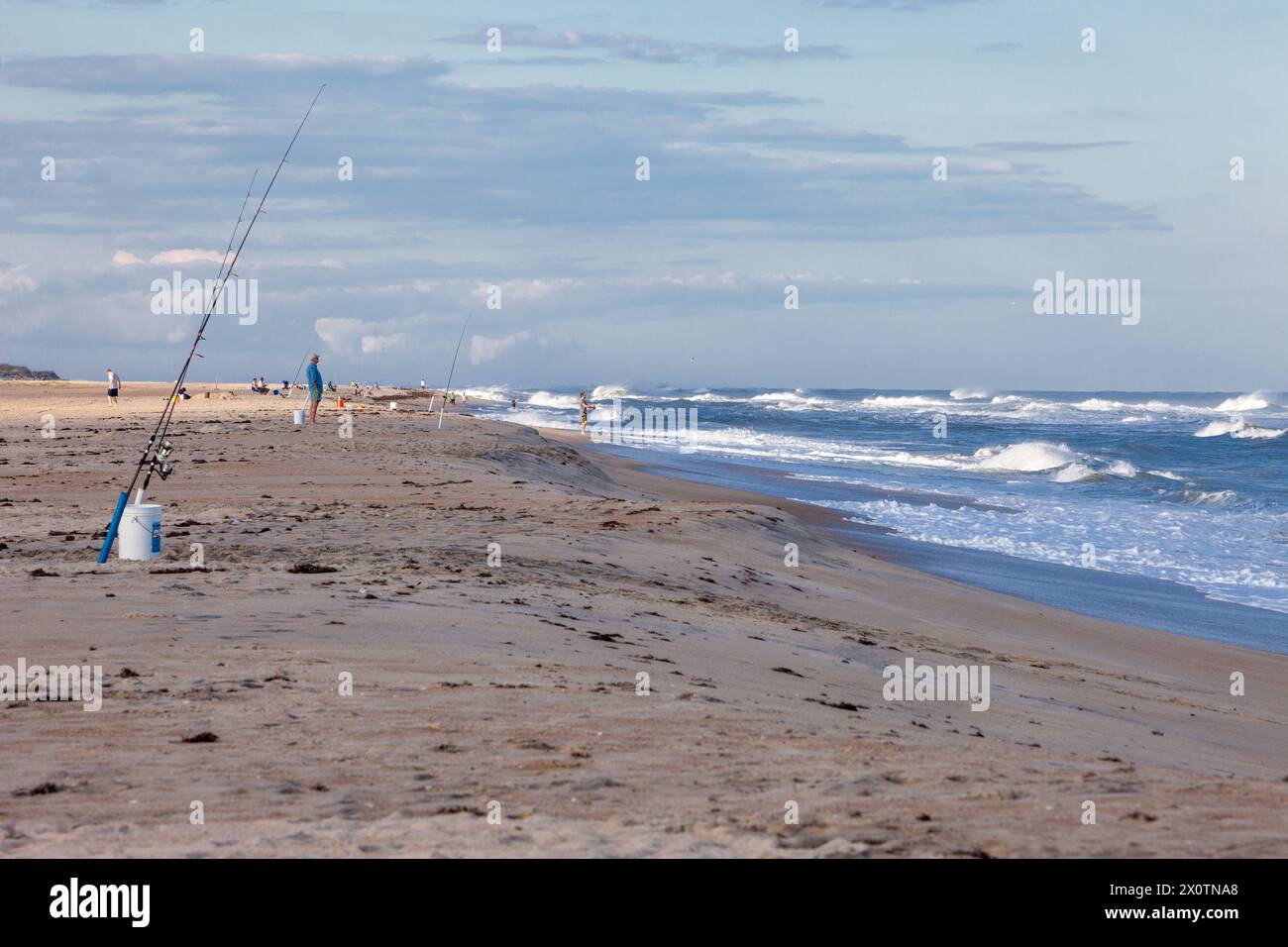 Outer Banks, Caroline du Nord. Pêche à la ligne de la plage, le casting dans l'Atlantique. Banque D'Images