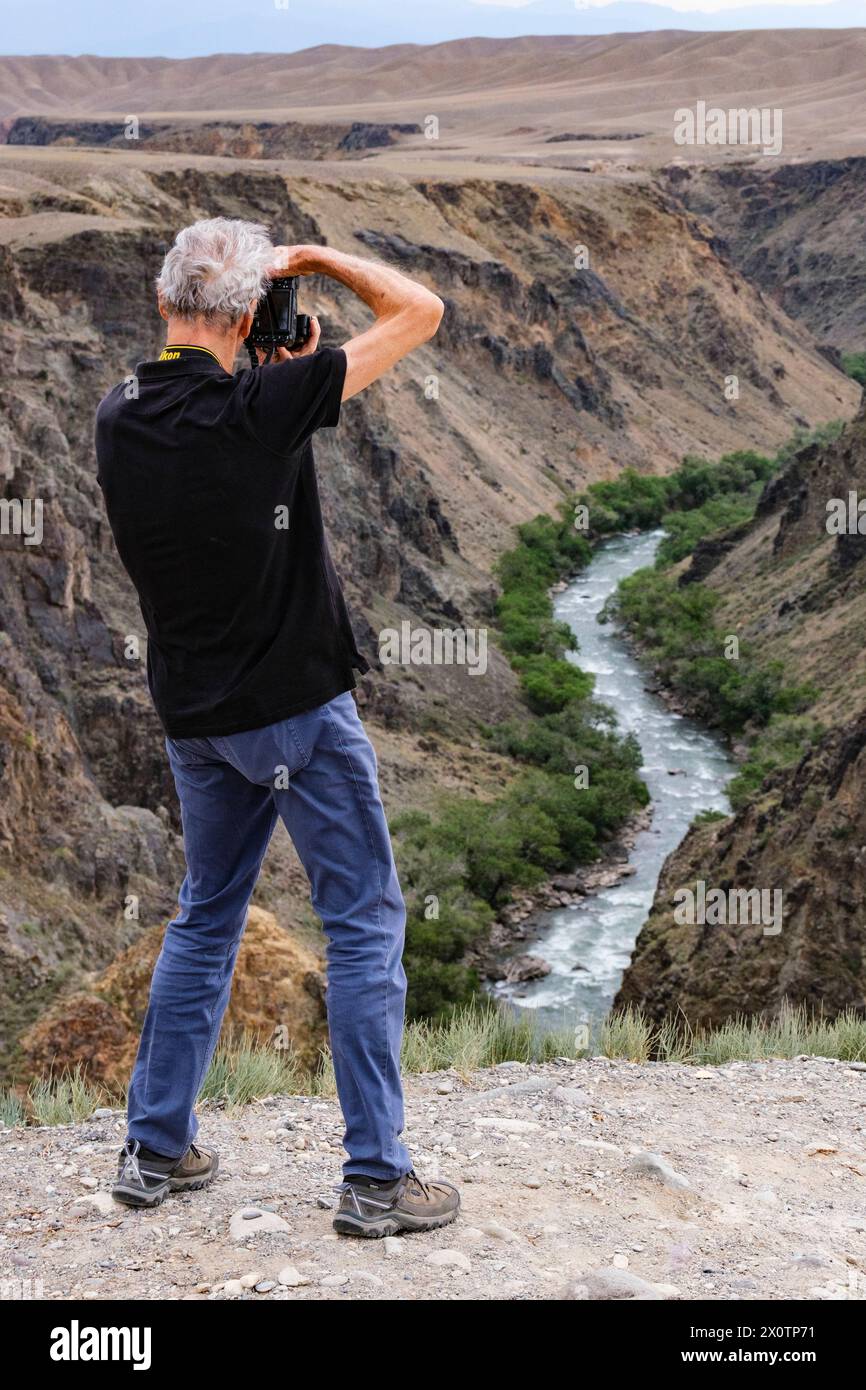 Kazakhstan, touriste photographiant Black Canyon, avec la rivière Charyn, au sud-est du Kazakhstan. Banque D'Images