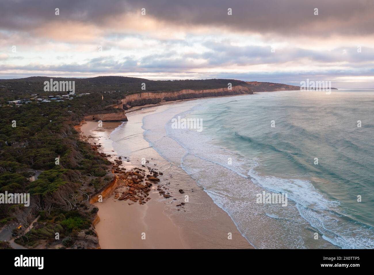 Vue aérienne des falaises marines à l'aube, s'effondrant sur la plage d'Anglesea sur la Great Ocean Road à Victoria, Australie Banque D'Images