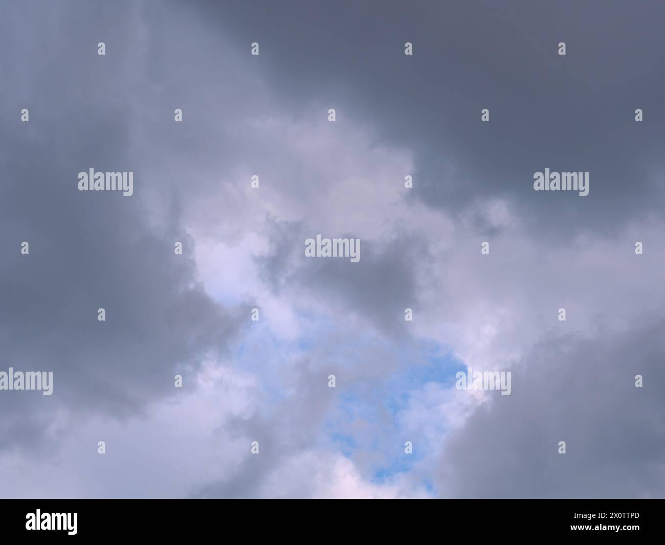 Paysage nuageux dramatique gris et bleuté avant la tempête en été Banque D'Images