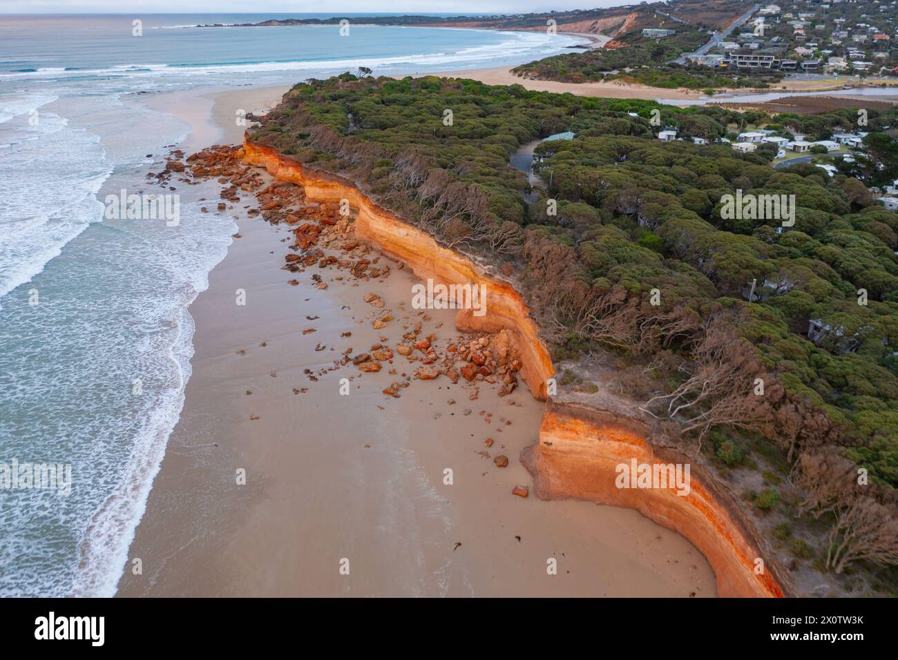 Vue aérienne des falaises marines à l'aube, s'effondrant sur la plage d'Anglesea sur la Great Ocean Road à Victoria, Australie Banque D'Images