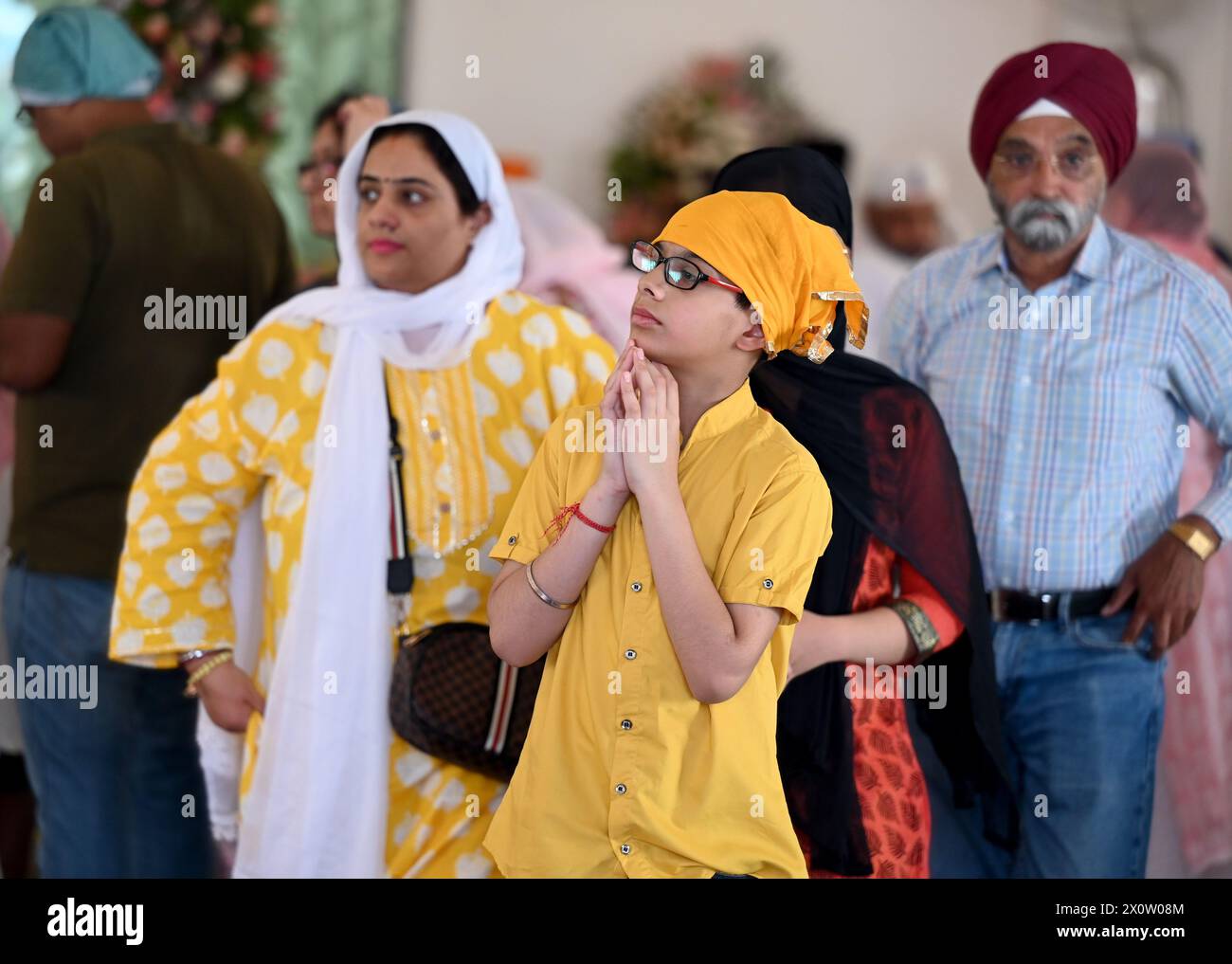 NOIDA, INDE - 13 AVRIL : des dévots offrant des prières à un Gurudwara au secteur 18 à l'occasion de Baisakhi, le 13 avril 2024 à Noida, Inde. Baisakhi ou Vaisakhi, une fête populaire du printemps qui marque le premier jour du mois du Vaisakh, est célébrée avec beaucoup d'enthousiasme parmi les communautés hindoue, sikhe et bouddhiste. C'est le début du nouvel an pendjabi et sikh qui est célébré dans toute l'Inde, en particulier au Punjab et dans le nord de l'Inde. Le Baisakhi est observé le 13 avril de cette année, annonçant le début de la saison des récoltes au Pendjab. Il tombe le premier jour de l'année solaire hindoue. (Photo de Sun Banque D'Images