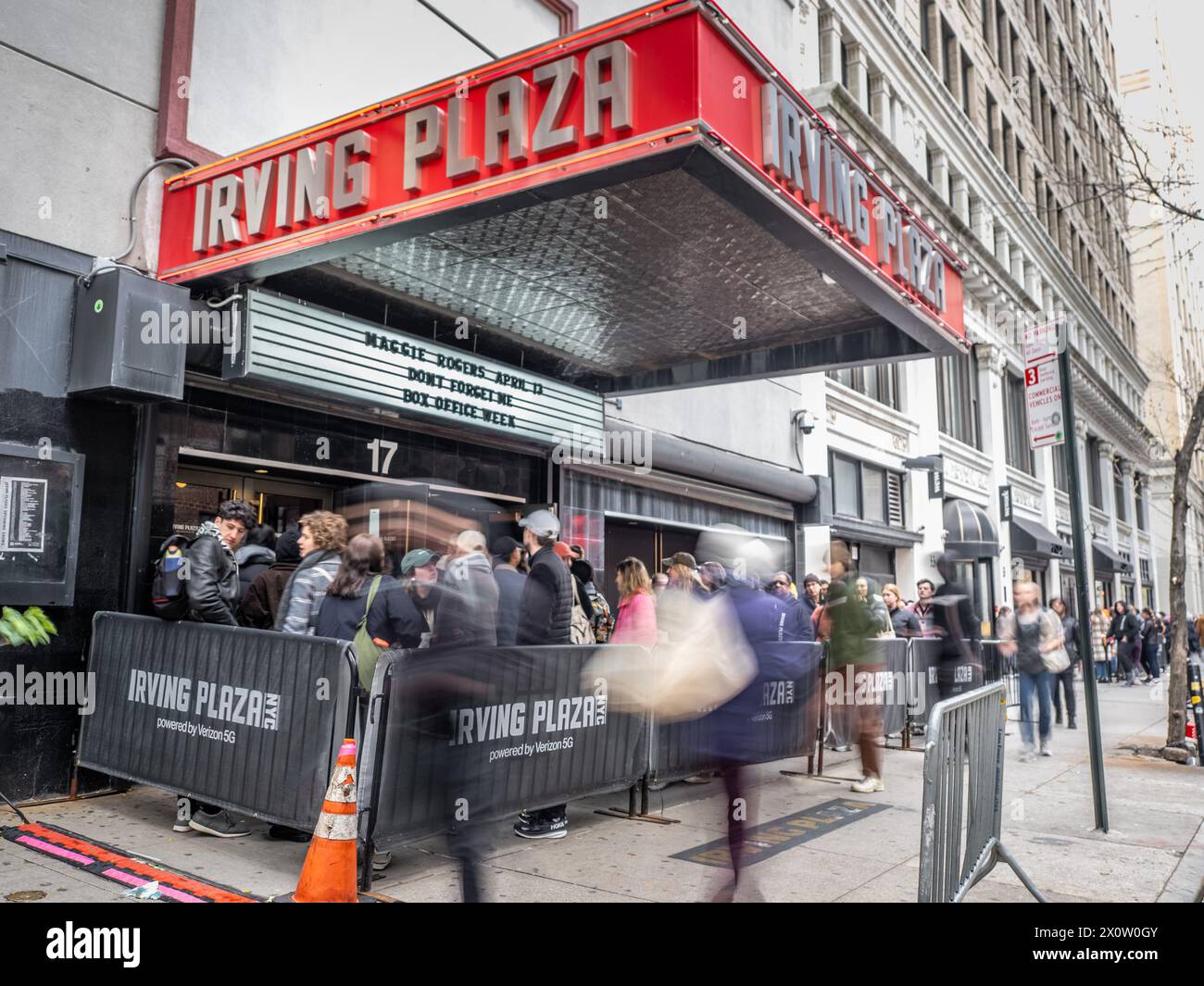 Des milliers de fans de Maggie Rogers attendent pour acheter des tockets pour le concert de Tonigh. Maggie Rogers a surpris ses fans en venant à Irving Plaza où les billets pour le concert de ce soir ainsi que le Madison Square Garden d'octobre étaient vendus. Maggie est une chanteuse-compositrice envoûtante dont la musique mélange sans effort des éléments folk, pop et électroniques dans une tapisserie sonore captivante, que certains ont décrite comme magique. Prenant de l'importance avec son tube viral 'Alaska', Rogers a depuis consolidé sa place dans l'industrie de la musique avec sa voix distinctive et son écriture honnête. Son premier album, 'Heard It in a P. Banque D'Images