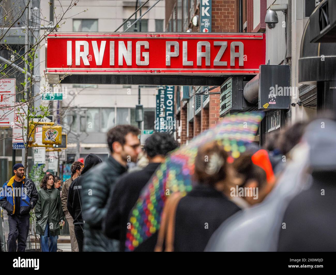 Des milliers de fans de Maggie Rogers font la queue pour acheter des billets pour le concert de ce soir. Maggie Rogers a surpris ses fans en venant à Irving Plaza où les billets pour le concert de ce soir ainsi que le Madison Square Garden d'octobre étaient vendus. Maggie est une chanteuse-compositrice envoûtante dont la musique mélange sans effort des éléments folk, pop et électroniques dans une tapisserie sonore captivante, que certains ont décrite comme magique. Prenant de l'importance avec son tube viral 'Alaska', Rogers a depuis consolidé sa place dans l'industrie de la musique avec sa voix distinctive et son écriture honnête. Son premier album, ' Banque D'Images