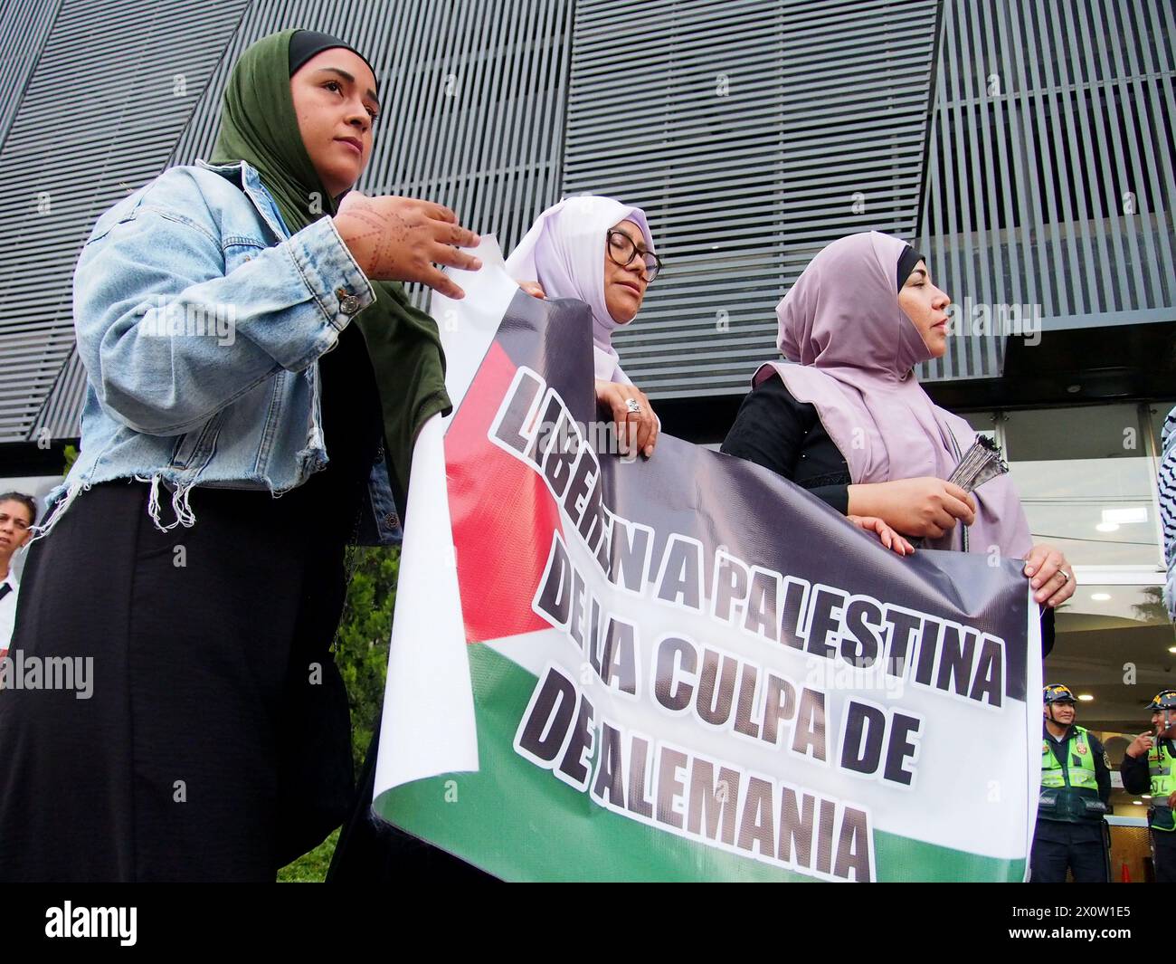 Lima, Pérou. 13 avril 2024. "Libérer la Palestine de la culpabilité de l'Allemagne" peut être lu sur une bannière quand, alors que l'Iran attaque Israël, un groupe de manifestants se rassemblent devant l'ambassade d'Allemagne à Lima, en soutien au peuple palestinien et contre la guerre Israël-Hamas dans la bande de Gaza dans le cadre d'une Journée mondiale du jeûne pour la Palestine. Ils se joignent à des milliers d’autres qui manifesteront dans le monde entier contre l’utilisation de la famine comme arme du génocide à Gaza lors d’une Journée mondiale d’action pour la Palestine. Crédit : Agence de presse Fotoholica/Alamy Live News Banque D'Images