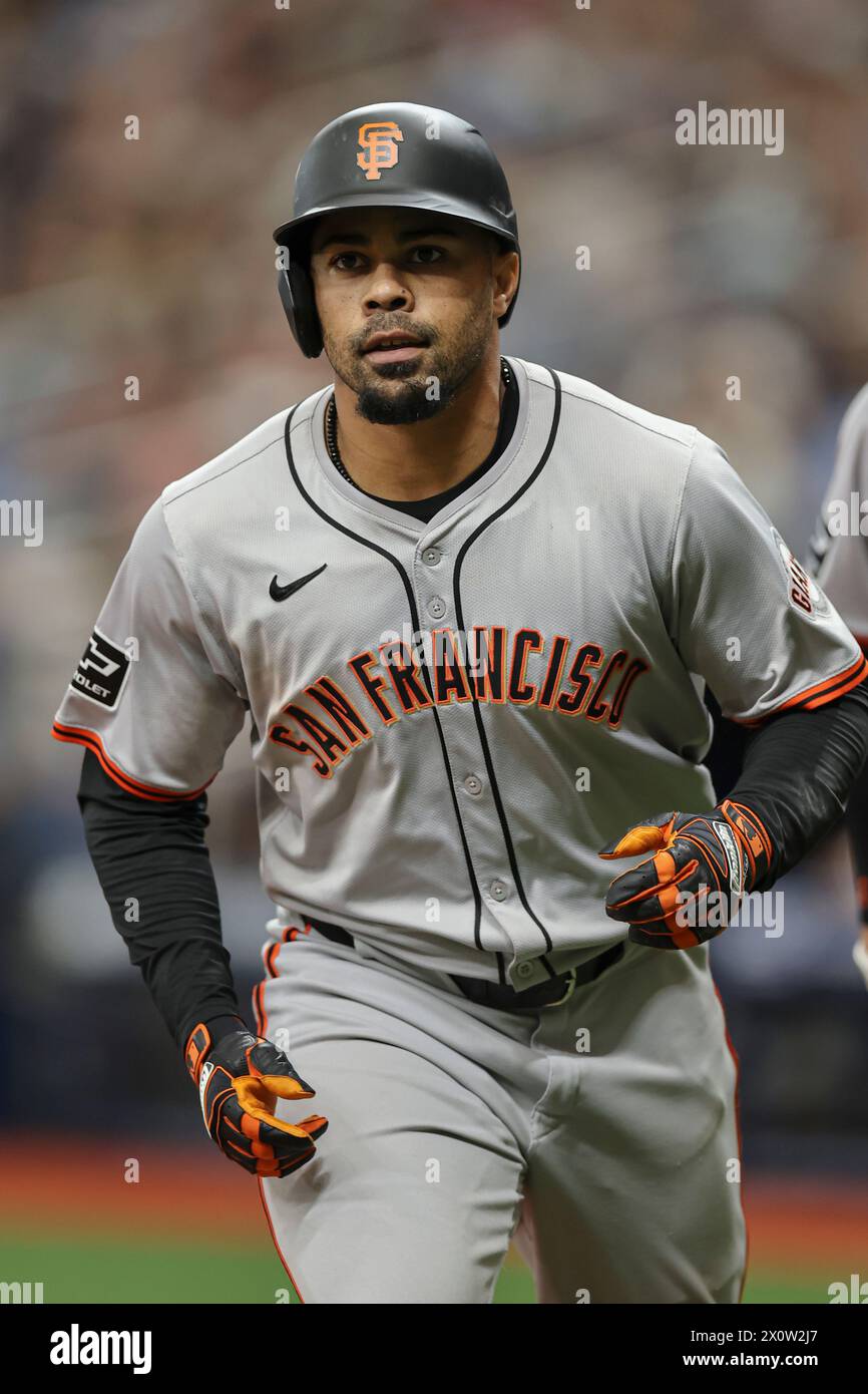 Prog Petersburg, FL : première base des Giants de San Francisco LaMonte Wade Jr. (31) homers au centre droit et marque le outfielder Jung Hoo Lee (51) se dirige vers le Banque D'Images
