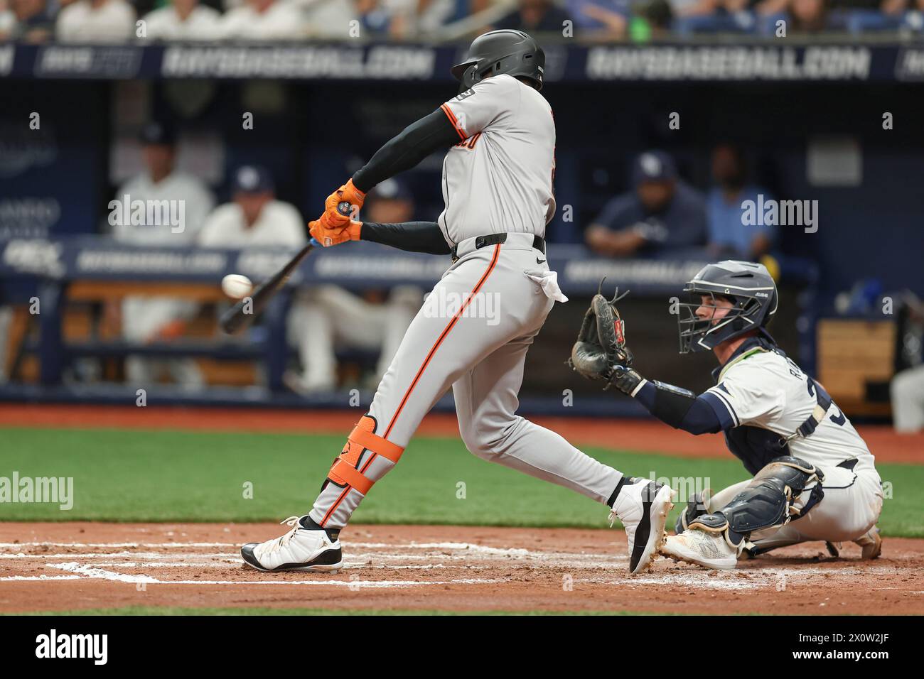 Prog Petersburg, FL : San Francisco Giants Outfield Jorge Soler (2) s'envole vers l'outfield des Rays de Tampa Bay Jose Siri (22) lors d'un match de la MLB le 13 avril Banque D'Images