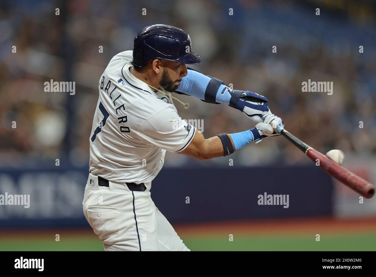Prog Petersburg, FL : Tampa Bay Rays Short stop José Caballero (7) s'envole pour Austin Slater (13), le 13 avril 2024 à T Banque D'Images