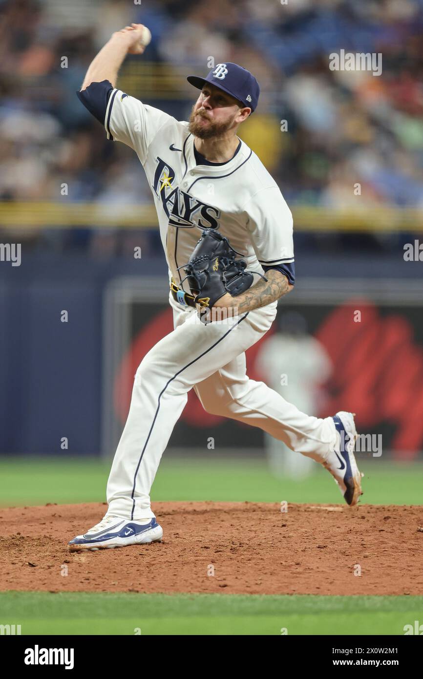 Prog Petersburg, FL : Chris Devenski (48), lanceur des Rays de Tampa Bay, lance un pitch lors d'un match MLB contre les Giants de San Francisco le 13 avril 2024 Banque D'Images