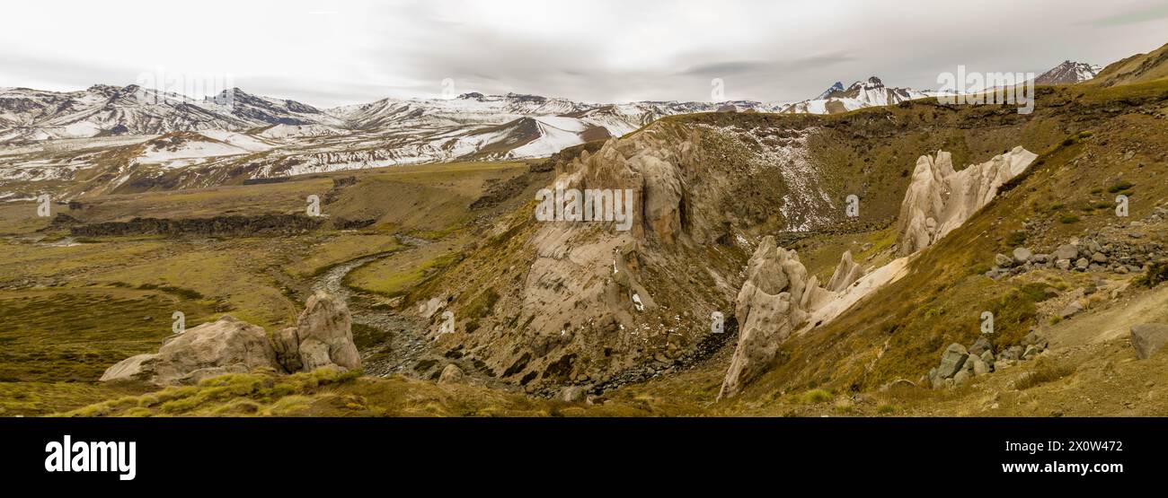 Pierre molaire du diable Muela del Diablo dans les Andes, Maule Chili. Banque D'Images