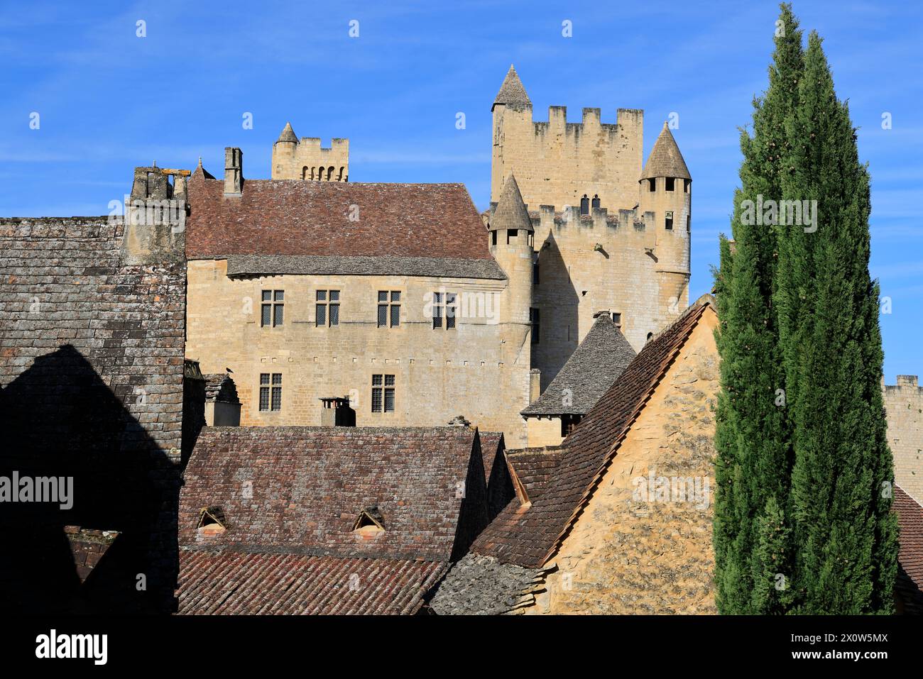 Le Château fort de Beynac perché sur sa falaise domine la vallée de la Dordogne. Moyen âge, histoire, architecture et tourisme. Beynac-et- Banque D'Images