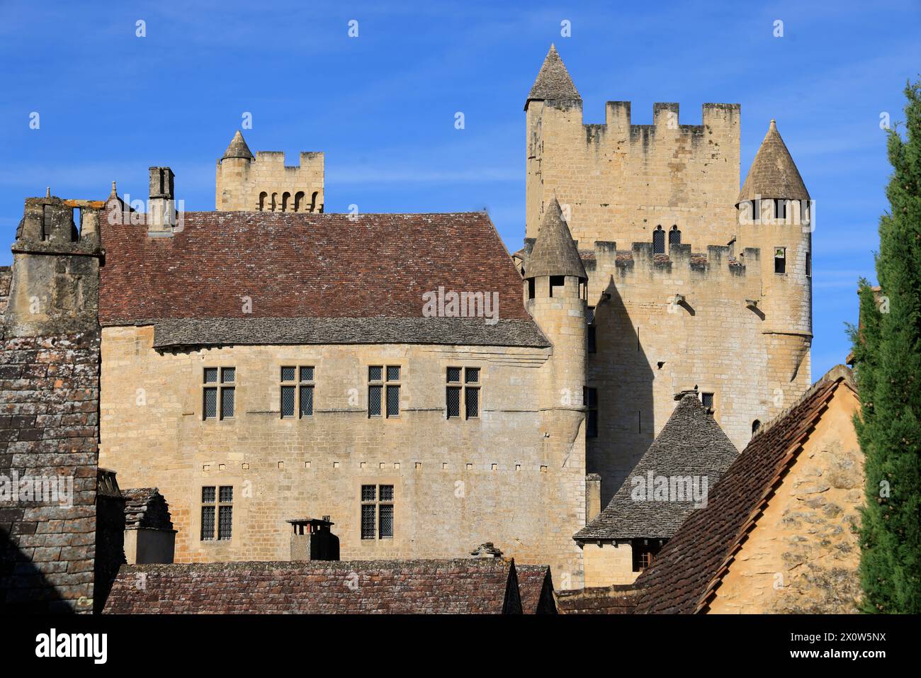 Le Château fort de Beynac perché sur sa falaise domine la vallée de la Dordogne. Moyen âge, histoire, architecture et tourisme. Beynac-et- Banque D'Images