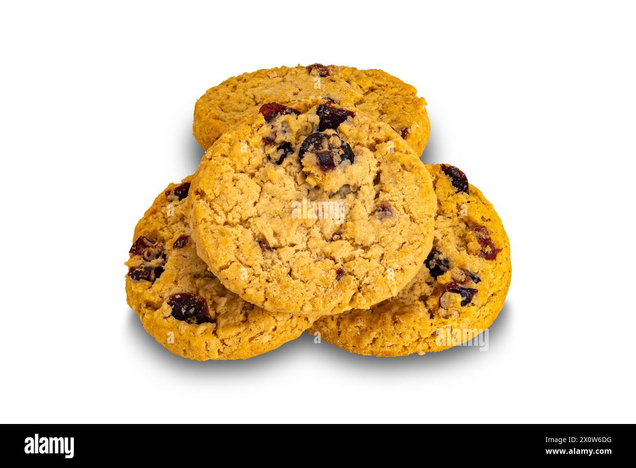 Pile de flocons d'avoine faits maison circulaires et biscuits de canneberge isolés sur fond blanc avec chemin de découpage. Banque D'Images