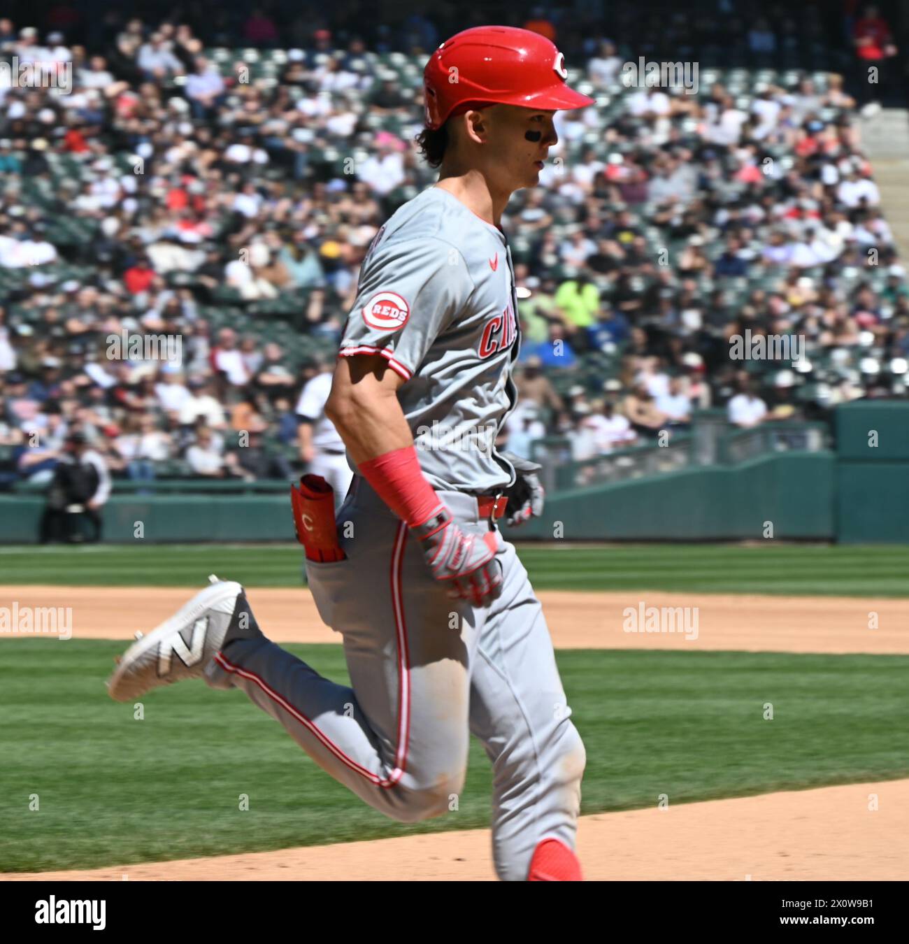 Chicago, États-Unis. 13 avril 2024. Stuart Fairchild en action lors du match de baseball des Cincinnati Reds vs Chicago White Sox de samedi où les Cincinnati Reds ont gagné 5-0 contre les Chicago White Sox au Guaranteed Rate Field à Chicago. Stuart Fairchild est un joueur de baseball professionnel taïwanais-américain pour les Reds de Cincinnati de la Major League Baseball. Crédit : SOPA images Limited/Alamy Live News Banque D'Images