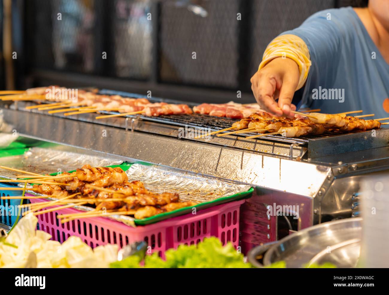 Porc au lait grillé en brochettes sur le marché de la nourriture de rue. Banque D'Images