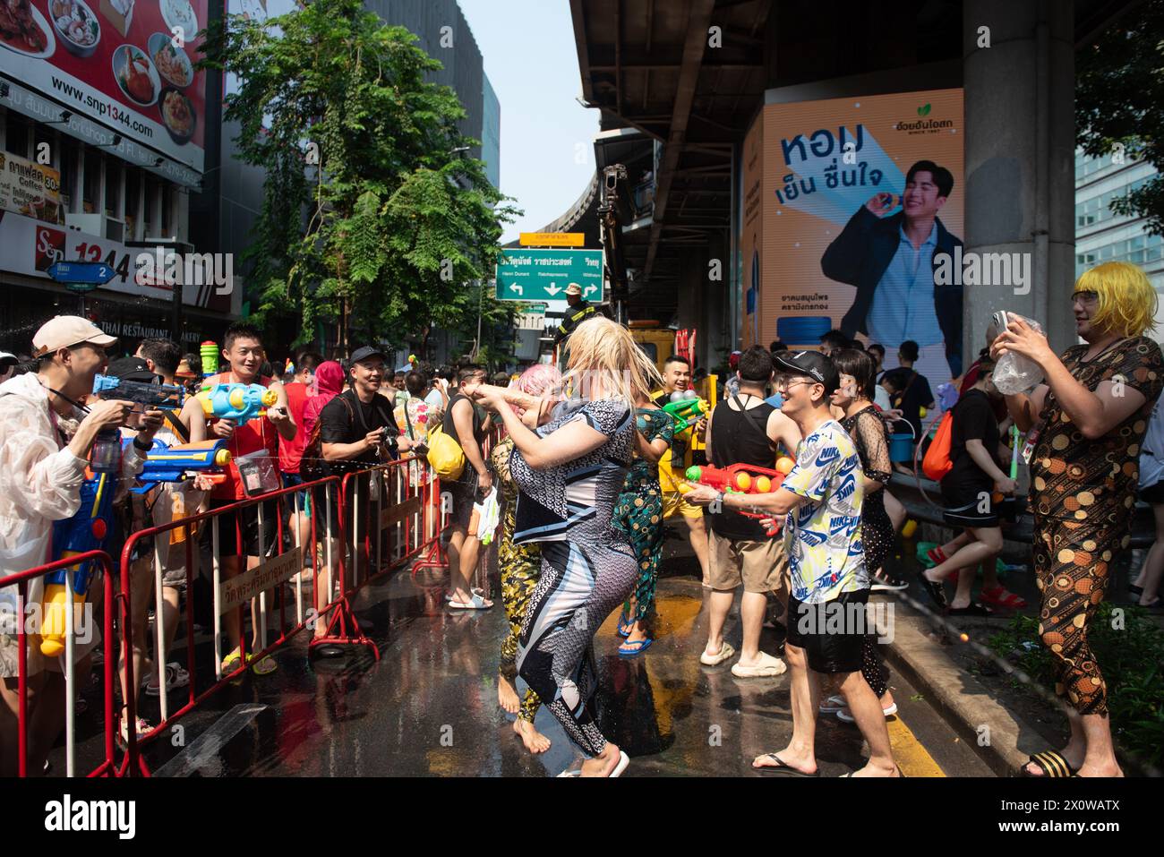 Bangkok, Thaïlande. 13 avril 2024. Les touristes thaïlandais et étrangers célèbrent l'événement Festival Songkran, qui a lieu le 13 avril 2024. Transformation de Silom Road, une voie de circulation très fréquentée à Bangkok. Laissez les gens s'amuser en utilisant l'eau pour se battre dans cette rue. Le festival traditionnel du nouvel an thaïlandais 'Songkran en Thaïlande'' L'UNESCO s'inscrit sur la liste représentative du patrimoine culturel immatériel de l'humanité. (Crédit image : © Teera Noisakran/Pacific Press via ZUMA Press Wire) USAGE ÉDITORIAL SEULEMENT! Non destiné à UN USAGE commercial ! Banque D'Images