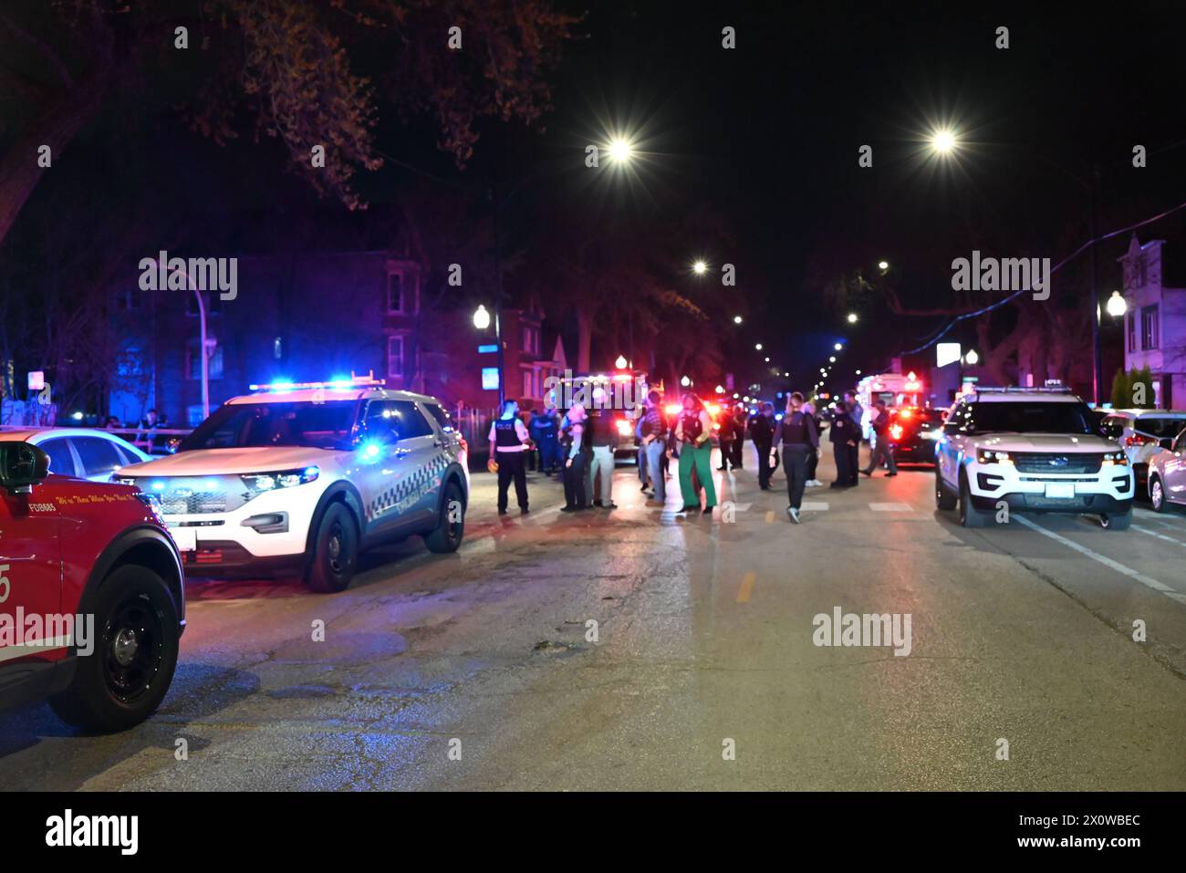 La police de Chicago, les ambulances et les véhicules d'urgence se précipitent sur les lieux d'une fusillade de masse. Huit personnes ont été abattues, dont cinq adultes et trois enfants, dans le quartier de West 52nd Street à Chicago. Les adultes qui ont été abattus varient en âge de 19 à 40 ans. Un homme hispanique de 1 an a été abattu plusieurs fois et se trouve dans un état critique, un homme hispanique de 7 ans a été abattu plusieurs fois et se trouve dans un état critique, une femme hispanique de 7 ans a reçu une balle dans la tête et a été déclarée morte. Aucun suspect n'est en détention pour le moment et la fusillade semble être liée à un gang. (Photo de Kyle Mazza / Banque D'Images