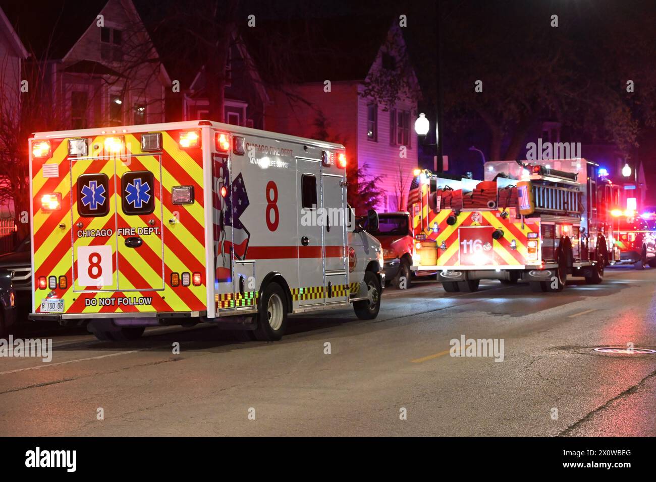 La police de Chicago, les ambulances et les véhicules d'urgence se précipitent sur les lieux d'une fusillade de masse. Huit personnes ont été abattues, dont cinq adultes et trois enfants, dans le quartier de West 52nd Street à Chicago. Les adultes qui ont été abattus varient en âge de 19 à 40 ans. Un homme hispanique de 1 an a été abattu plusieurs fois et se trouve dans un état critique, un homme hispanique de 7 ans a été abattu plusieurs fois et se trouve dans un état critique, une femme hispanique de 7 ans a reçu une balle dans la tête et a été déclarée morte. Aucun suspect n'est en détention pour le moment et la fusillade semble être liée à un gang. (Photo de Kyle Mazza / Banque D'Images